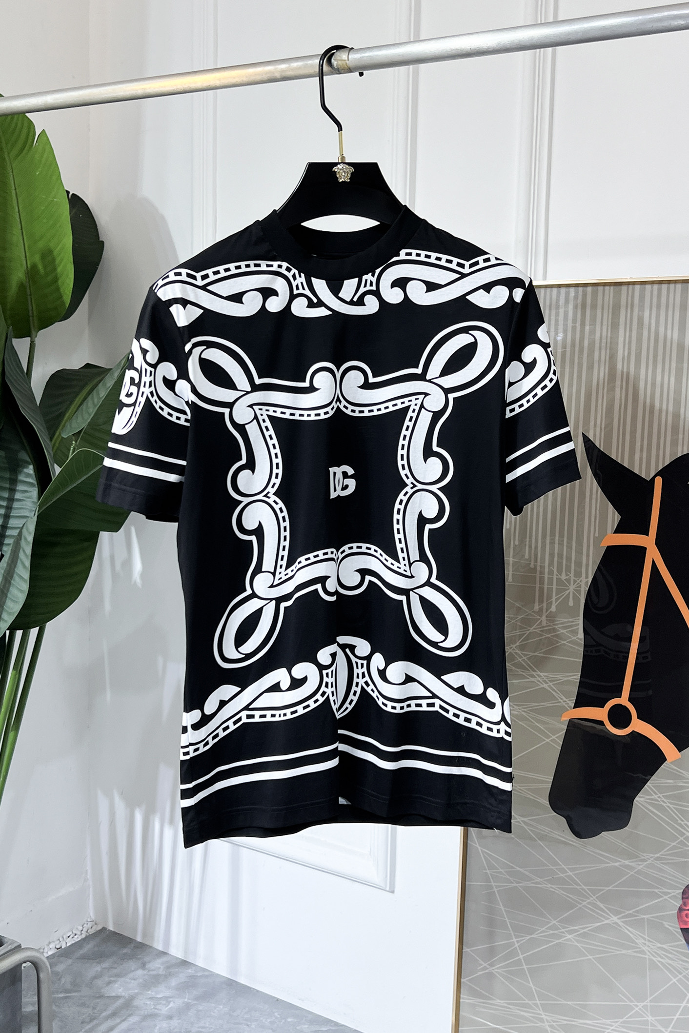 NO:526422,DG- 2025ss Spring and Summer Boutique Short-sleeved T-shirts, official website synchronization, high-end quality, customized top-level pure fabrics, 1:1 made by top manufacturers, fashionable and heavy craftsmanship logo design, soft and delicate touch, skin-friendly and comfortable to wear, versatile and casual, the upper body is very good, handsome, a must-have for trendy men, size 44-54, 120-200 pounds to wear!  ,T-shirt,tees,t-shirt,alexander wang19860909DG- 2025ss春夏精品短袖T恤 官网同步 高端品质 定制顶级纯面料,顶级大厂1:1制作,时尚大牌重工艺logo设计,手感柔软细腻 穿着亲肤舒适 百搭休闲 上身非常赞 帅气 潮男必备品 尺码44-54 可穿120-200斤！,,T-shirt,tees，t-shirt,alexander wang,Men's clothing