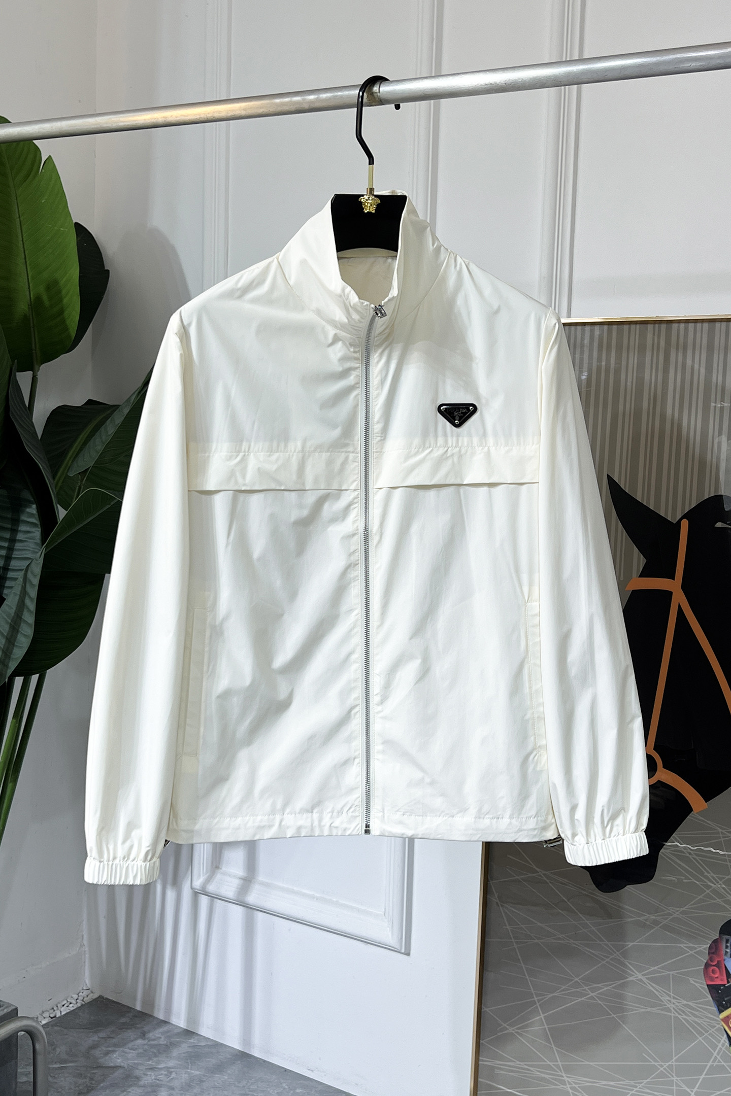 NO:525214,Prada - SS Sns New Year Spring Thin Jacket, Customized High-quality Polyester Fabric!  Top-level fashion brand elements logo design, complete with three standards!  The original hardware and accessories have smooth lines and exquisite craftsmanship, excellent upper body style, comfortable fabric, windproof and warm, and casual matching are very fashionable, handsome, casual and fashionable men's must-have!  Size M-4XL can wear up to 200 catties!  ,,prada,jackets & coats,alexander wang19860909普拉达 - ss蛇年贺岁款春装薄夹克,定制高品质聚酯纤维面料！顶级时尚大牌元素logo设计,三标齐全！原版五金辅料,线条流畅,工艺精致,上身版型超赞,面料舒适,挡风保暖,随意搭配都非常时尚帅气休闲时尚男仕必备款哦！尺码M-4XL 最大可穿200斤！,,prada,jackets & coats,alexander wang,Men's clothing