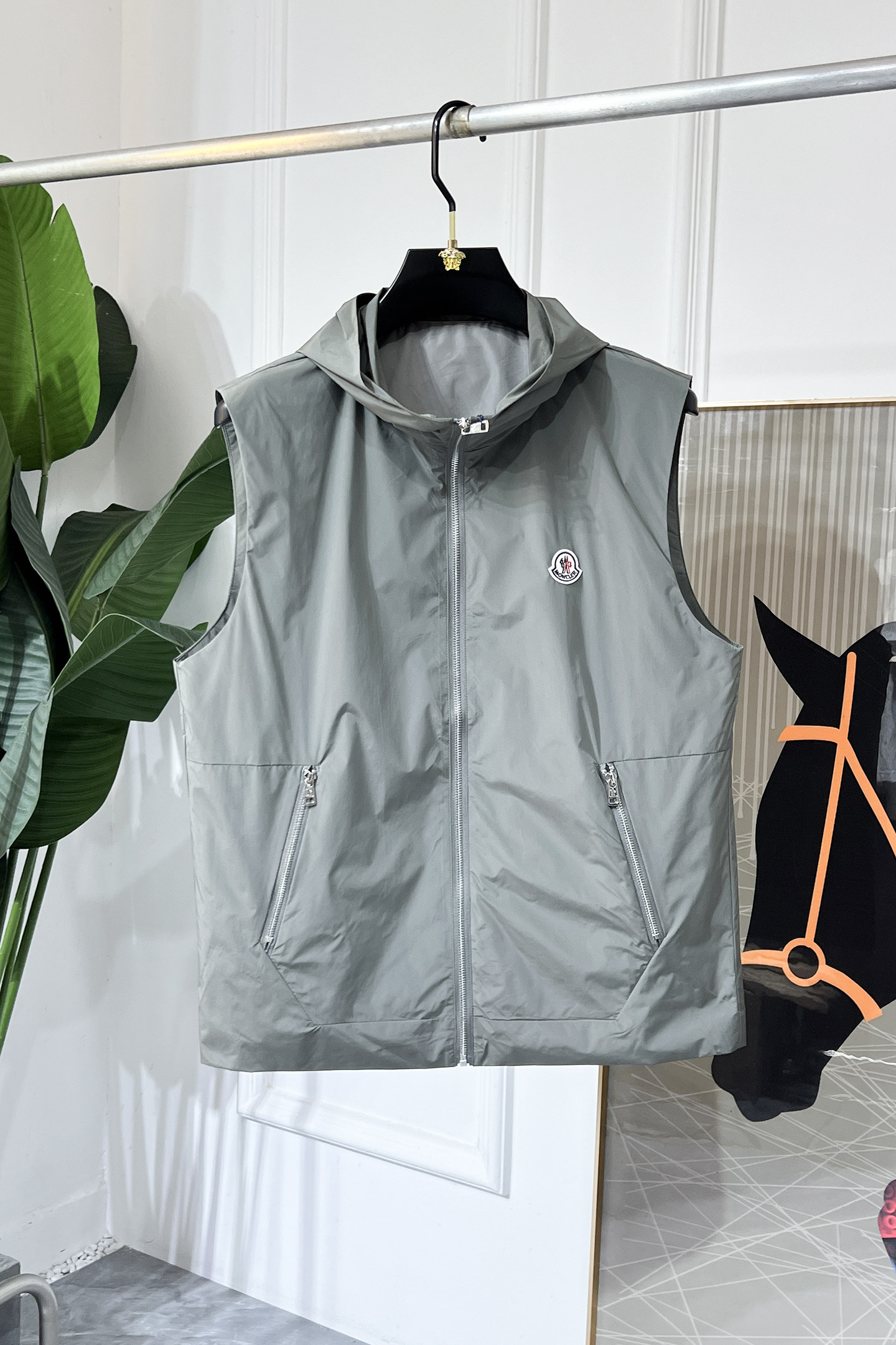 NO:525216,Covered - Ss Snake Year New Year Spring Vest Jacket, customized high-quality polyester fabric!  Top-level fashion brand elements logo design, complete with three standards!  The original hardware and accessories have smooth lines and exquisite craftsmanship, excellent upper body style, comfortable fabric, windproof and warm, and casual matching are very fashionable, handsome, casual and fashionable men's must-have!  Size M-3XL (model 178/145 catties wear L), Moncler, jackets & coats, alexander wang19860909蒙口 - ss蛇年贺岁款春装马甲外套,定制高品质聚酯纤维面料！顶级时尚大牌元素logo设计,三标齐全！原版五金辅料,线条流畅,工艺精致,上身版型超赞,面料舒适,挡风保暖,随意搭配都非常时尚帅气休闲时尚男仕必备款哦！尺码M-3XL（模特178/145斤穿L）,,Moncler,jackets & coats,alexander wang,Men's clothing