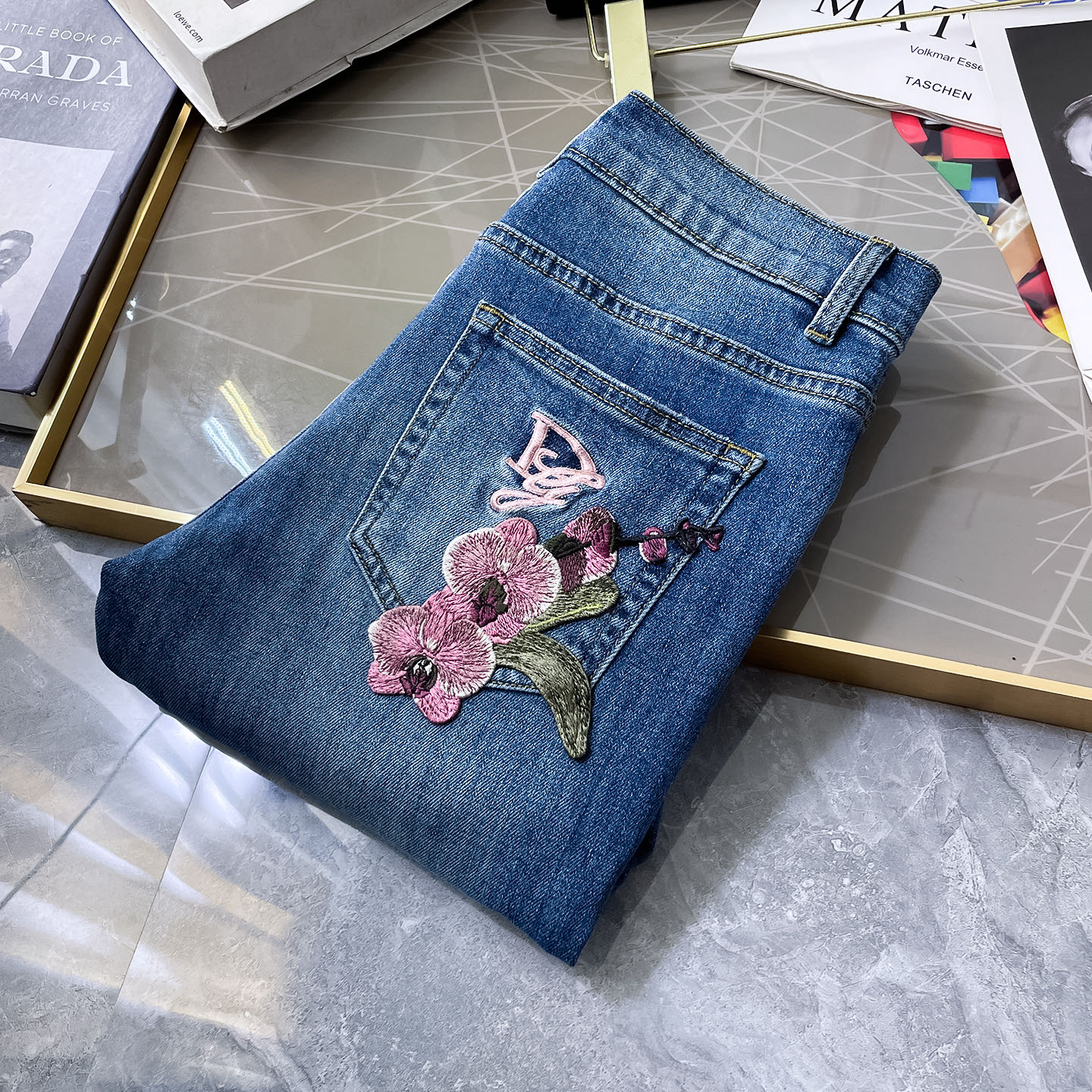 NO:523167,DG- 2025ss Snake Spring and Summer Jeans. Original 1:1 production, perfect choice for daily life, simple, atmospheric, fashionable and stylish, customized imported tannin fabric, heavy industry washing process, complex and exquisite workmanship. Easy to meet the needs of the four seasons, soft and elastic, smooth and neat, original auxiliary materials, comfortable and easy to match on the upper body, durable code number 29-36, jeans, alexander wang19860909DG- 2025ss蛇年春夏牛仔裤.原单1:1制作,日常必备的完美之选,简单大气亦时尚有型,定制进口丹宁面料 ,重工洗水工艺,做工复杂工艺精湛.轻松迎合四季需要,手感柔软带弹力,流畅利落,原版辅料五金,上身舒适非常易搭耐看码数29-36,,jeans,alexander wang,Men's clothing