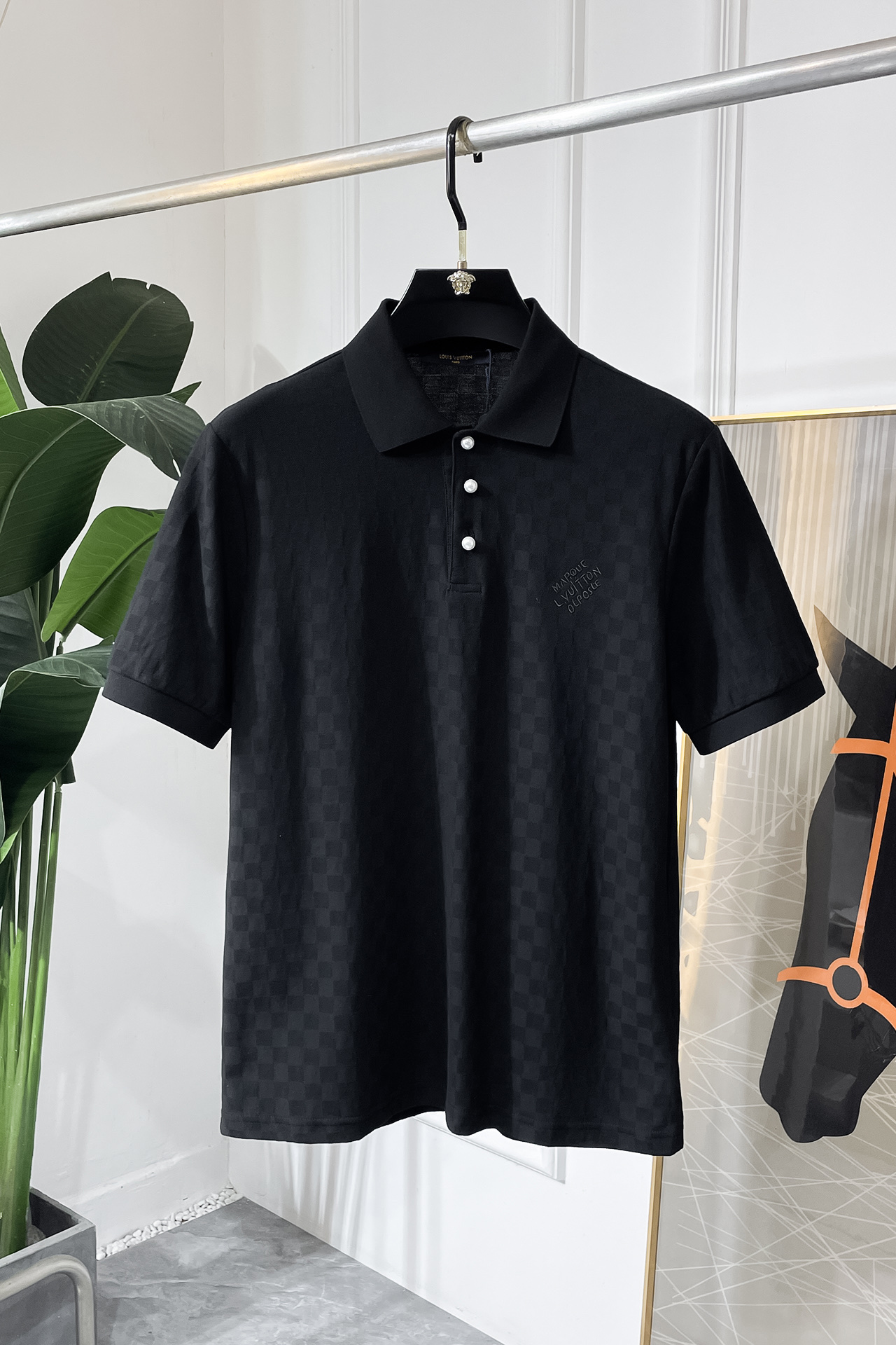 NO:523176,LV - 2025ss Spring and Summer New Polo Collar Short Sleeve Series. Selected high-quality bead floor cotton fabric, fashionable brand element logo design, excellent upper body style, delicate, comfortable and breathable fabric, super beautiful and stylish men's must-have style!  Size XS-XL, maximum wear 200 catties!  ,,louis vuitton,T-shirt,alexander wang19860909LV - 2025ss春夏新款polo领短袖系列.精选优质珠地棉面料,时尚大牌元素logo设计,上身版型超赞,面料细腻舒适透气,随意搭配都超级好看时尚型男必备款哦！尺码XS-XL 最大穿200斤！,,louis vuitton,T-shirt,alexander wang,Men's clothing