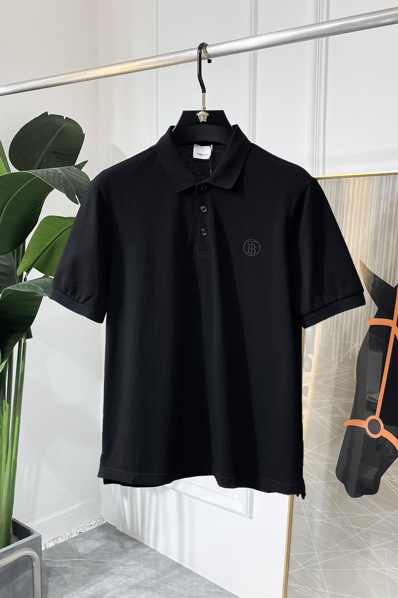 NO:523174,Burberry - 2025ss Spring and Summer New Polo Collar Short Sleeve Series. Selected high-quality bead floor cotton fabric, fashionable brand element logo design, excellent upper body style, delicate, comfortable and breathable fabric, super beautiful and stylish men's must-have style!  Size XS-XL, maximum wear 200 catties!  ,burberry,T-shirt,alexander wang19860909巴宝莉 - 2025ss春夏新款polo领短袖系列.精选优质珠地棉面料,时尚大牌元素logo设计,上身版型超赞,面料细腻舒适透气,随意搭配都超级好看时尚型男必备款哦！尺码XS-XL 最大穿200斤！,,burberry,T-shirt,alexander wang,Men's clothing