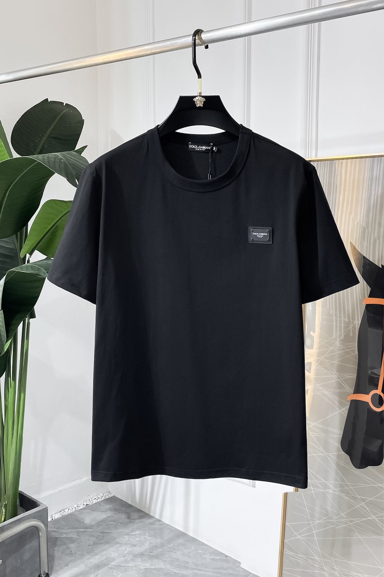 NO:523161,DG- 2025ss Spring and Summer Boutique Short-sleeved T-shirts, official website synchronization, high-end quality, customized top-level pure fabrics, 1:1 made by top manufacturers, fashionable and heavy craftsmanship logo design, soft and delicate touch, skin-friendly and comfortable to wear, versatile and casual, the upper body is very good, handsome, a must-have for trendy men, size 44-54, can be worn 120-210 pounds!  ,T-shirt,tees,t-shirt,alexander wang19860909DG- 2025ss春夏精品短袖T恤 官网同步 高端品质 定制顶级纯面料,顶级大厂1:1制作,时尚大牌重工艺logo设计,手感柔软细腻 穿着亲肤舒适 百搭休闲 上身非常赞 帅气 潮男必备品 尺码44-54 可穿120-210斤！,,T-shirt,tees，t-shirt,alexander wang,Men's clothing