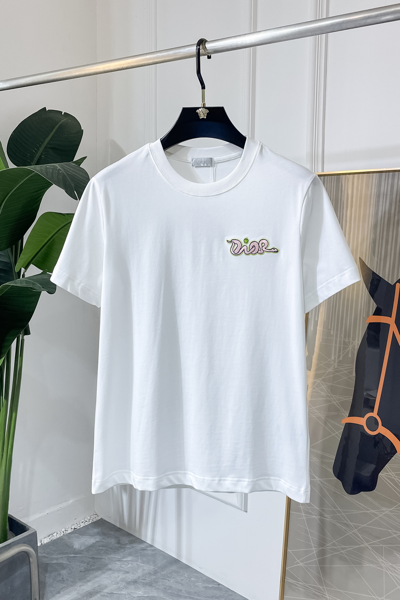 NO:520873,Dior - Ss Snake Year New Year's New Year's Spring and Summer Boutique Short-sleeved T-shirts Synchronized by the official website High-end quality Customized top-level pure fabrics, 1:1 made by top manufacturers, fashionable big brand heavy craftsmanship logo design, soft and delicate touch, skin-friendly and comfortable to wear, versatile and casual, the upper body is very good, handsome, a must-have for trendy men Size M-3XL, up to 200 pounds to wear!  ,dior,T-shirt,tees,t-shirt,alexander wang19860909迪奥 - ss蛇年贺岁款春夏精品短袖T恤 官网同步 高端品质 定制顶级纯面料,顶级大厂1:1制作,时尚大牌重工艺logo设计,手感柔软细腻 穿着亲肤舒适 百搭休闲 上身非常赞 帅气 潮男必备品 尺码M-3XL 最大可穿200斤！,,dior,T-shirt,tees，t-shirt,alexander wang,Men's clothing