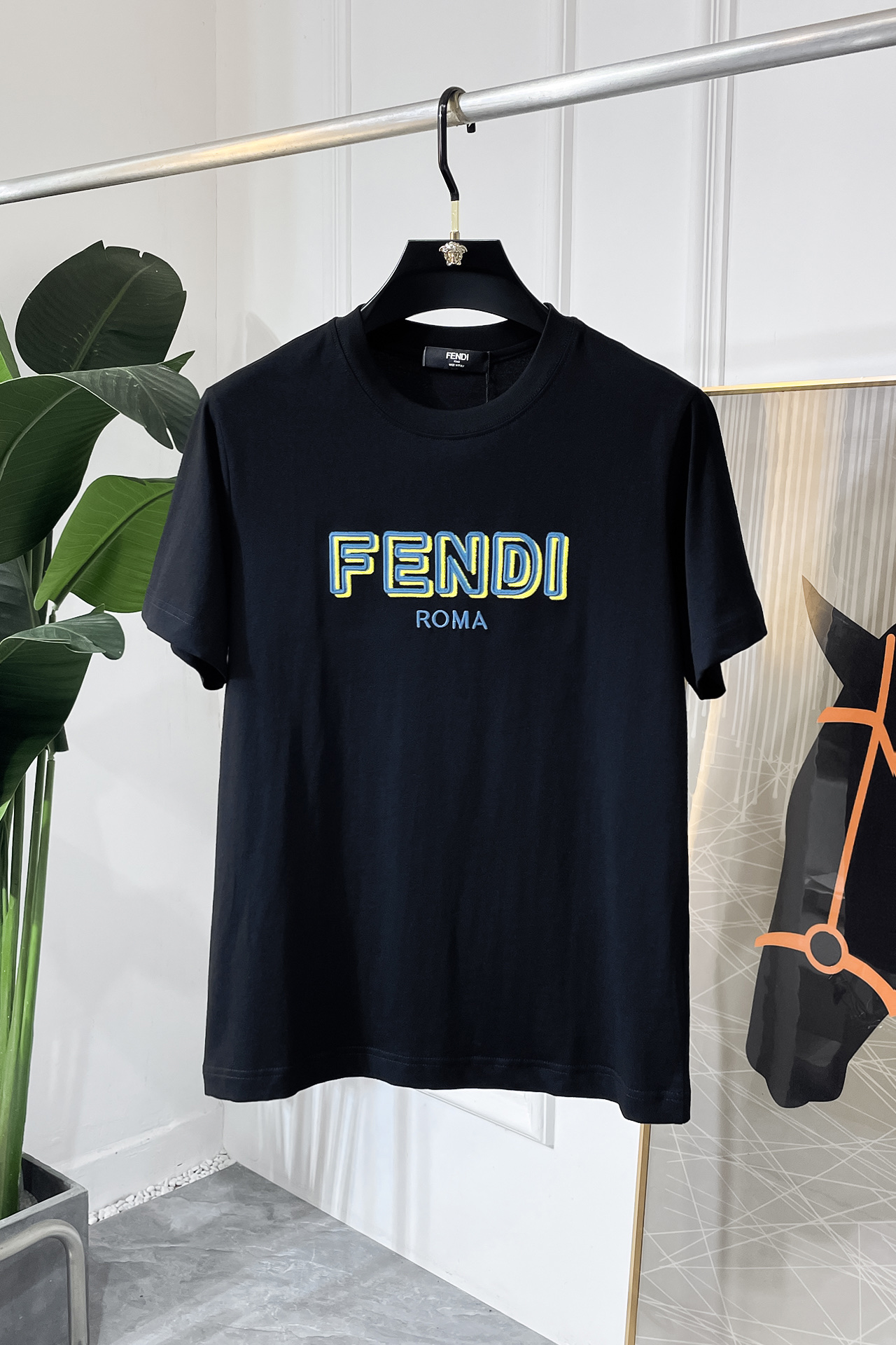 NO:520875,Fendi - SS Snake Year New Year's New Year's Spring and Summer Boutique Short-sleeved T-shirts Synchronized by the official website High-end quality Customized top-level pure fabrics, 1:1 made by top-tier manufacturers, fashionable big brand heavy craftsmanship logo design, soft and delicate touch, skin-friendly and comfortable to wear, versatile and casual, the upper body is very good, handsome, a must-have for trendy men Size M-3XL Maximum wearable 200 pounds!  ,fendi,T-shirt,tees,t-shirt,alexander wang19860909芬迪 - ss蛇年贺岁款春夏精品短袖T恤 官网同步 高端品质 定制顶级纯面料,顶级大厂1:1制作,时尚大牌重工艺logo设计,手感柔软细腻 穿着亲肤舒适 百搭休闲 上身非常赞 帅气 潮男必备品 尺码M-3XL 最大可穿200斤！,,fendi,T-shirt,tees，t-shirt,alexander wang,Men's clothing