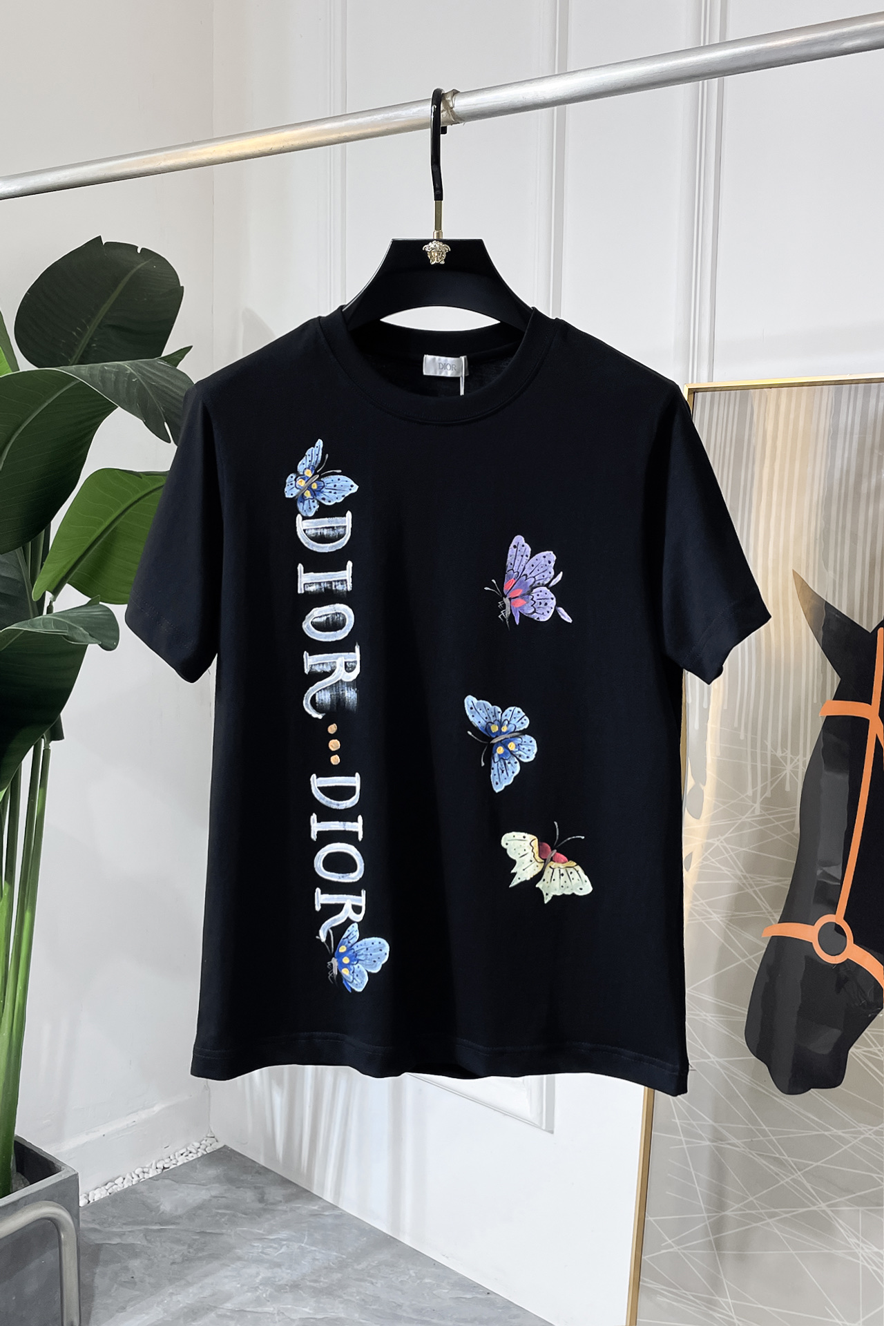 NO:520871,Dior - Ss Snake Year New Year's New Year's Spring and Summer Boutique Short-sleeved T-shirts Synchronized by the official website High-end quality Customized top-level pure fabrics, 1:1 made by top manufacturers, fashionable big brand heavy craftsmanship logo design, soft and delicate touch, skin-friendly and comfortable to wear, versatile and casual, the upper body is very good, handsome, a must-have for trendy men Size M-3XL, up to 200 pounds to wear!  ,dior,T-shirt,tees,t-shirt,alexander wang19860909迪奥 - ss蛇年贺岁款春夏精品短袖T恤 官网同步 高端品质 定制顶级纯面料,顶级大厂1:1制作,时尚大牌重工艺logo设计,手感柔软细腻 穿着亲肤舒适 百搭休闲 上身非常赞 帅气 潮男必备品 尺码M-3XL 最大可穿200斤！,,dior,T-shirt,tees，t-shirt,alexander wang,Men's clothing