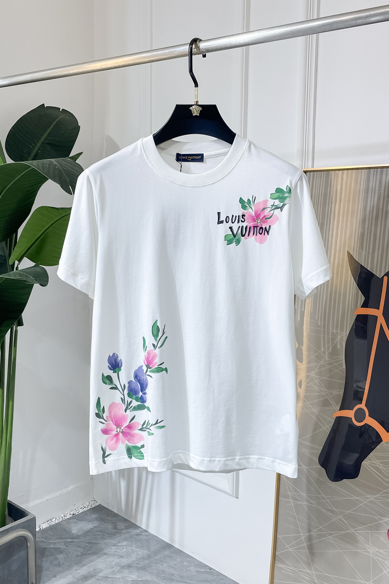 NO:520872,LV - Ss Snake Year New Year's New Year's Spring and Summer Boutique Short-sleeved T-shirts Synchronized by the official website High-end quality Customized top-level pure fabrics, 1:1 made by top manufacturers, fashionable big brand heavy craftsmanship logo design, soft and delicate touch, skin-friendly and comfortable to wear, versatile and casual, the upper body is very good, handsome, a must-have for trendy men Size M-3XL Maximum wearable 200 pounds!  ,,louis vuitton,T-shirt,tees,t-shirt,alexander wang19860909LV - ss蛇年贺岁款春夏精品短袖T恤 官网同步 高端品质 定制顶级纯面料,顶级大厂1:1制作,时尚大牌重工艺logo设计,手感柔软细腻 穿着亲肤舒适 百搭休闲 上身非常赞 帅气 潮男必备品 尺码M-3XL 最大可穿200斤！,,louis vuitton,T-shirt,tees，t-shirt,alexander wang,Men's clothing