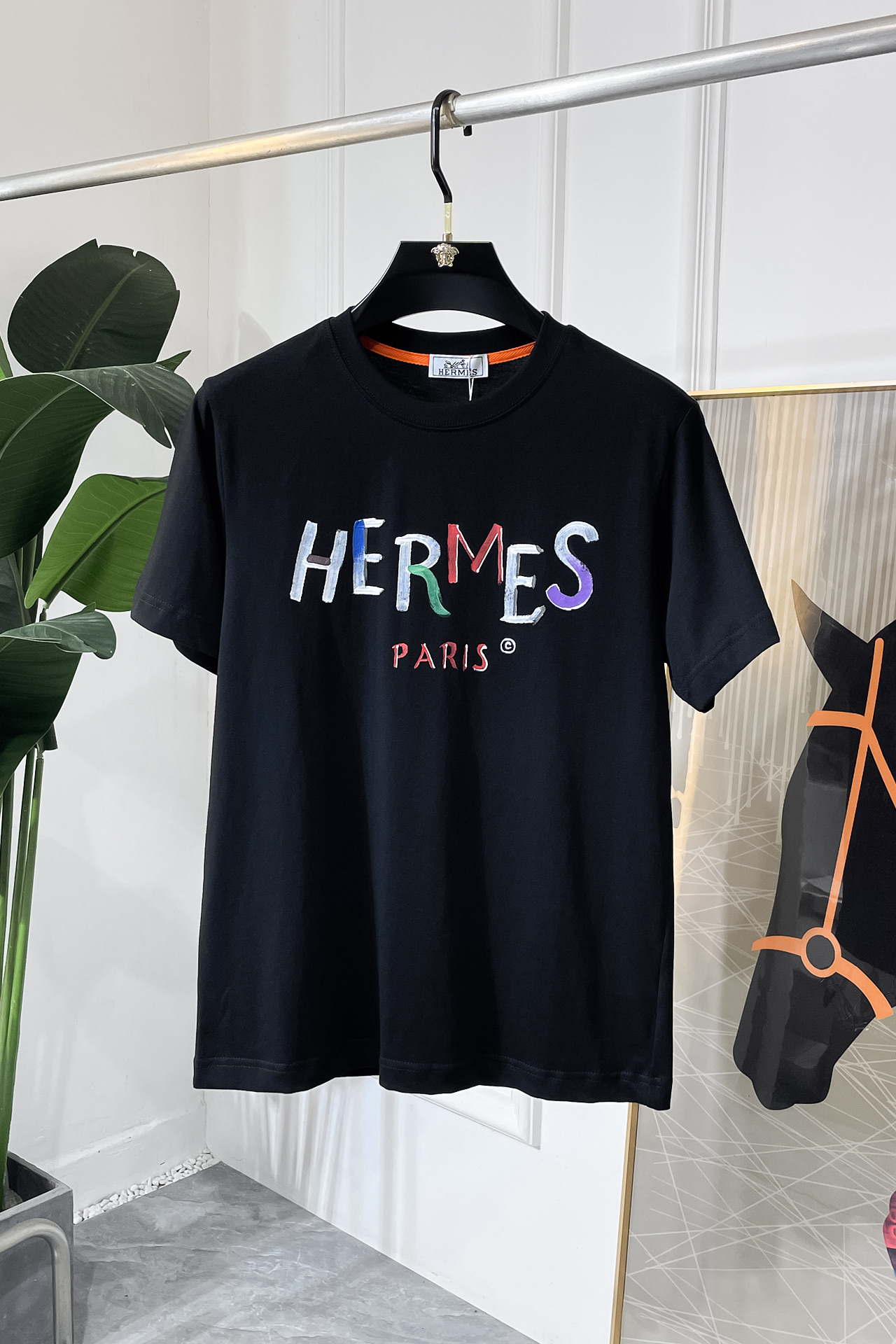 NO:520874,Hermas - SS Snap Year New Year's New Year's Spring and Summer Boutique Short-sleeved T-shirts Synchronized by the official website High-end quality Customized top-level pure fabrics, 1:1 made by top-tier manufacturers, fashionable and heavy craftsmanship logo design, soft and delicate touch, skin-friendly and comfortable to wear, versatile and casual, the upper body is very good, handsome, a must-have for trendy men Size M-3XL Maximum wearable 200 pounds!  ,,hermes,T-shirt,tees,t-shirt,alexander wang19860909爱玛仕 - ss蛇年贺岁款春夏精品短袖T恤 官网同步 高端品质 定制顶级纯面料,顶级大厂1:1制作,时尚大牌重工艺logo设计,手感柔软细腻 穿着亲肤舒适 百搭休闲 上身非常赞 帅气 潮男必备品 尺码M-3XL 最大可穿200斤！,,hermes,T-shirt,tees，t-shirt,alexander wang,Men's clothing