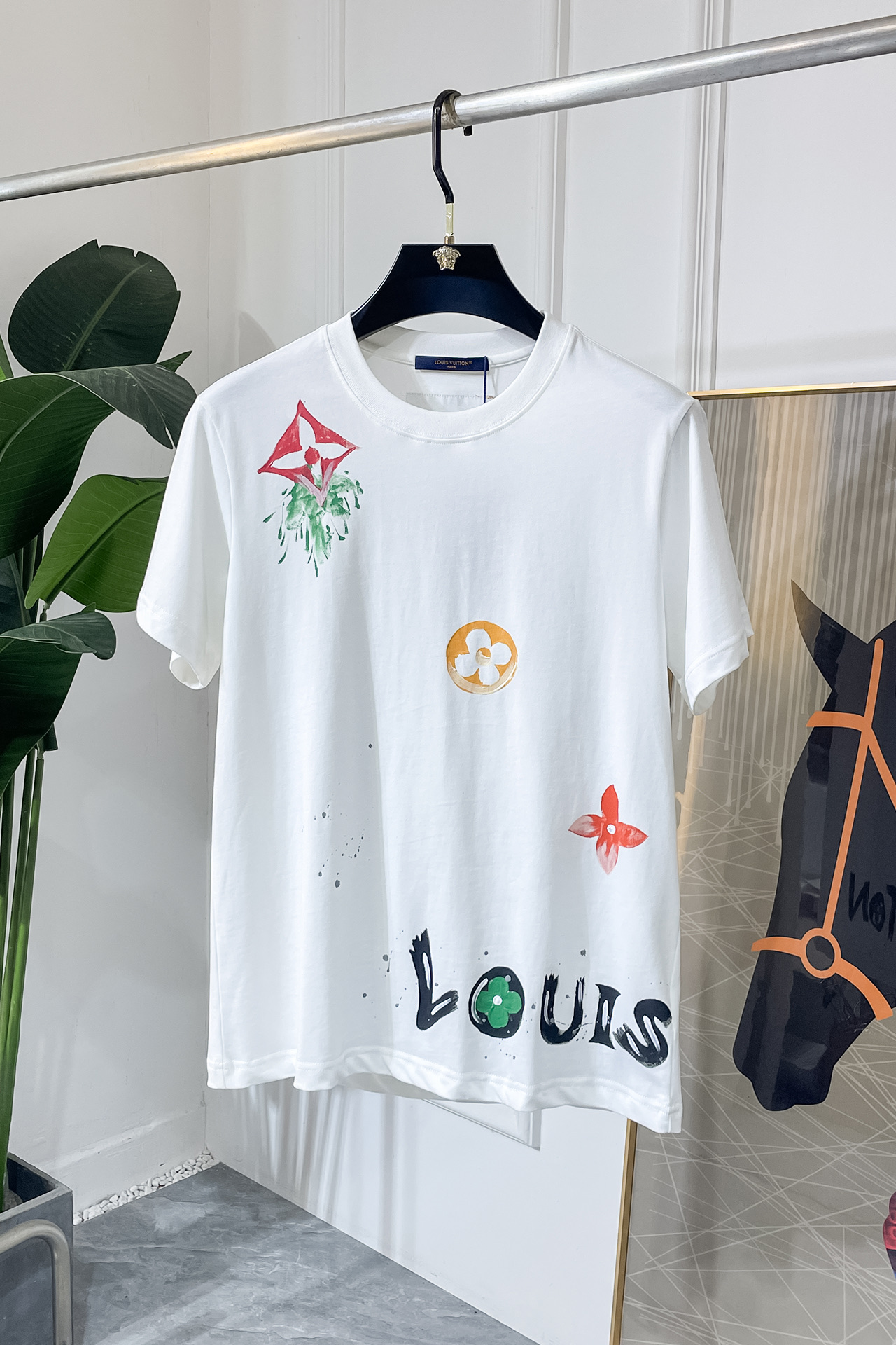 NO:520876,LV - Ss Snake Year New Year's New Year's Spring and Summer Boutique Short-sleeved T-shirts Synchronized by the official website High-end quality Customized top-level pure fabrics, 1:1 made by top manufacturers, fashionable big brand heavy craftsmanship logo design, soft and delicate touch, skin-friendly and comfortable to wear, versatile and casual, the upper body is very good, handsome, a must-have for trendy men Size M-3XL Maximum wearable 200 pounds!  ,,louis vuitton,T-shirt,tees,t-shirt,alexander wang19860909LV - ss蛇年贺岁款春夏精品短袖T恤 官网同步 高端品质 定制顶级纯面料,顶级大厂1:1制作,时尚大牌重工艺logo设计,手感柔软细腻 穿着亲肤舒适 百搭休闲 上身非常赞 帅气 潮男必备品 尺码M-3XL 最大可穿200斤！,,louis vuitton,T-shirt,tees，t-shirt,alexander wang,Men's clothing