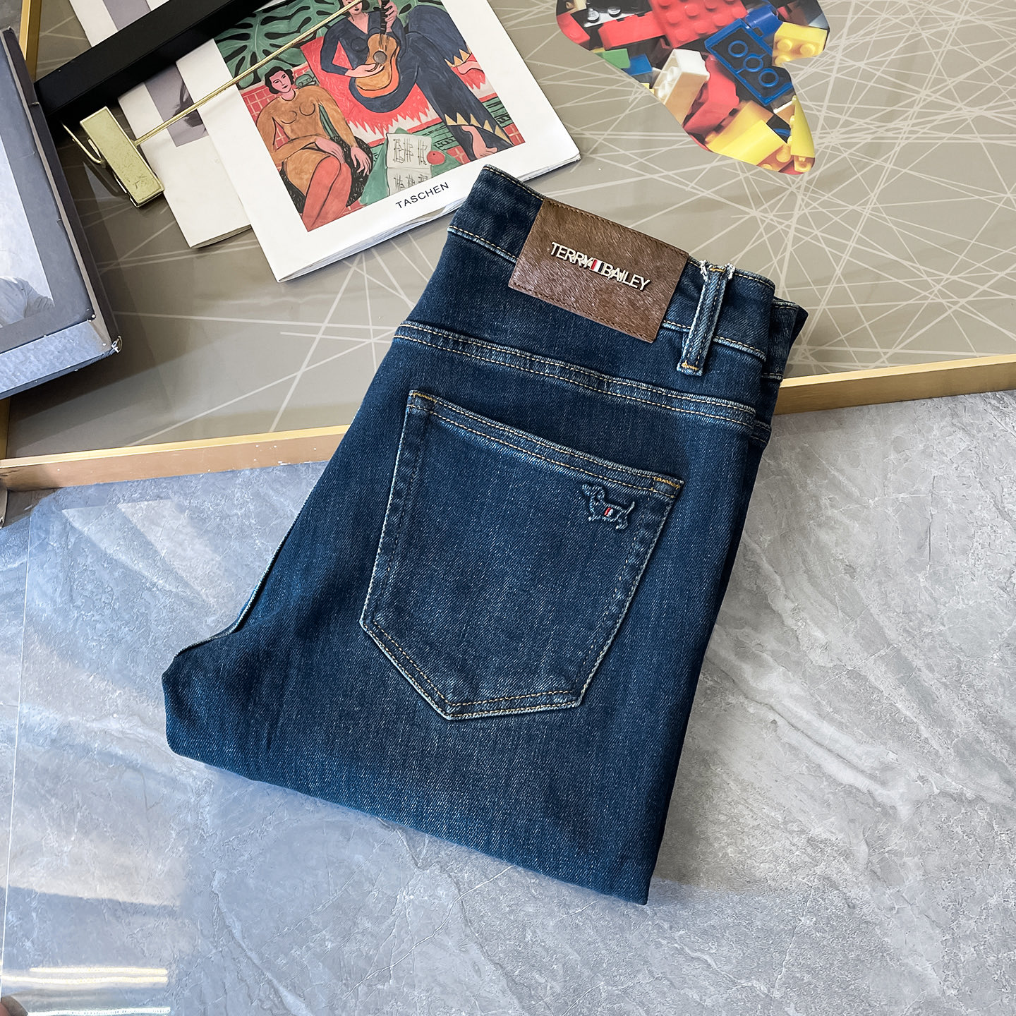 NO:529806,TB-Ss Snake Year Autumn and Winter Jeans. Original 1:1 production, perfect choice for daily life, simple, atmospheric, fashionable and stylish, customized imported tannin fabric, heavy industry washing process, complex and exquisite workmanship. Easy to meet the needs of all seasons, soft and elastic, smooth and neat, original auxiliary materials, comfortable and easy to match on the upper body, durable code number 29-36, jeans, alexander wang19860909TB- ss蛇年秋冬牛仔裤.原单1:1制作,日常必备的完美之选,简单大气亦时尚有型,定制进口丹宁面料 ,重工洗水工艺,做工复杂工艺精湛.轻松迎合四季需要,手感柔软带弹力,流畅利落,原版辅料五金,上身舒适非常易搭耐看码数29-36,,jeans,alexander wang,Men's clothing