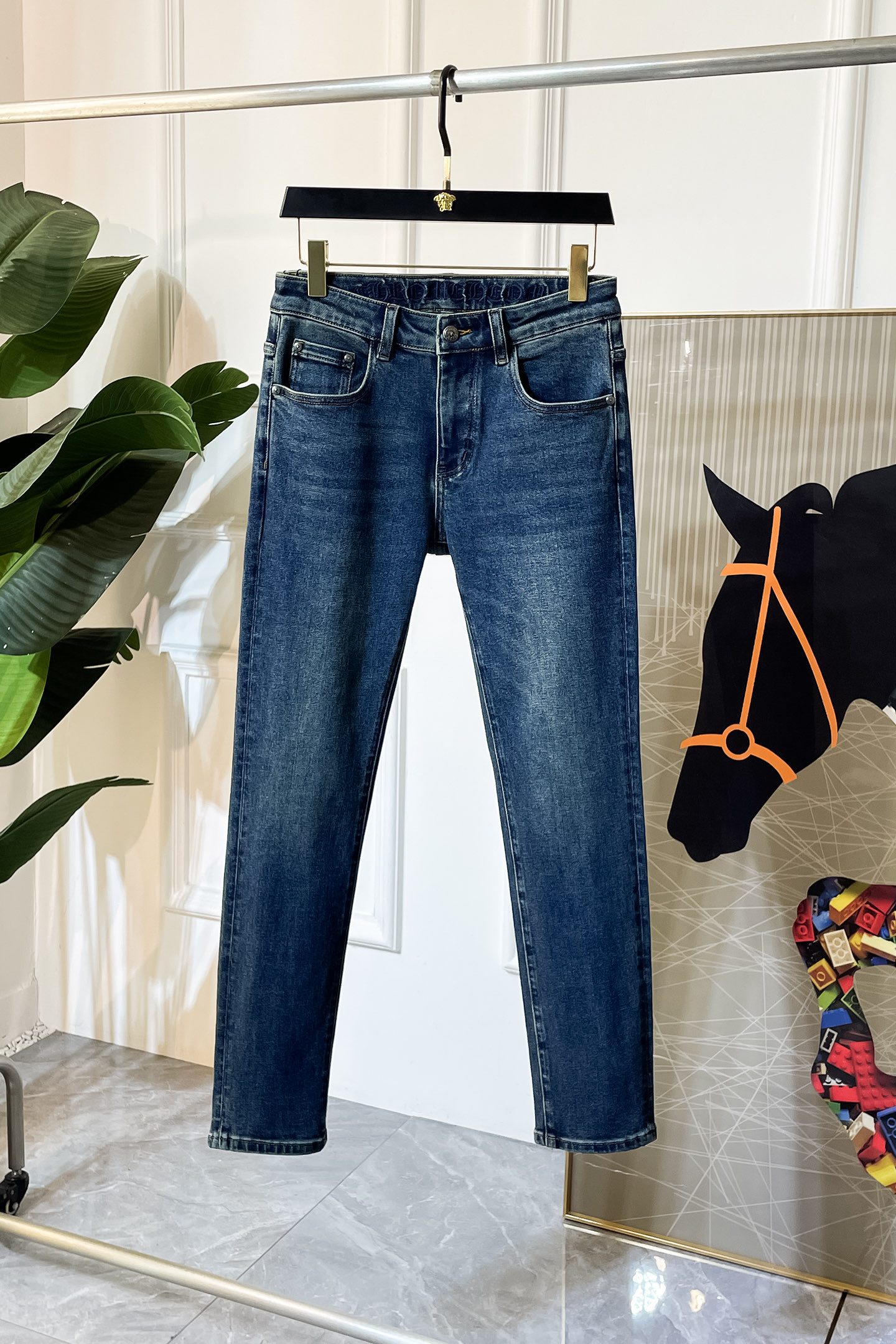 NO:522009,Croxin- 2025ss Snake Year Autumn and Winter Jeans. Original 1:1 production, perfect choice for daily life, simple, atmospheric, fashionable and stylish, customized imported tannin fabric, heavy industry washing process, complex and exquisite workmanship. Easy to meet the needs of the seasons, soft and elastic, smooth and neat, original auxiliary materials, comfortable and easy to match on the upper body, durable code number 29-36, chrome hearts, jeans, alexander wang19860909克罗芯- 2025ss蛇年秋冬牛仔裤.原单1:1制作,日常必备的完美之选,简单大气亦时尚有型,定制进口丹宁面料 ,重工洗水工艺,做工复杂工艺精湛.轻松迎合四季需要,手感柔软带弹力,流畅利落,原版辅料五金,上身舒适非常易搭耐看码数29-36,,chrome hearts,jeans,alexander wang,Men's clothing