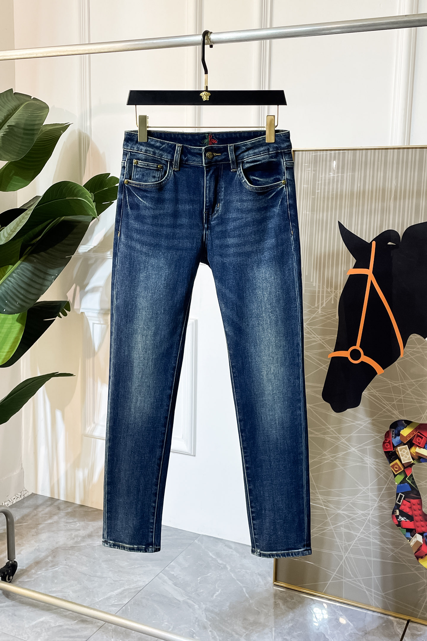 NO:522011,Guqi- 2025ss Snake Year Autumn and Winter Jeans. Original 1:1 production, perfect choice for daily life, simple, atmospheric, fashionable and stylish, customized imported tannin fabric, heavy industry washing process, complex and exquisite workmanship. Easy to meet the needs of the four seasons, soft and elastic, smooth and neat, original auxiliary materials, comfortable and easy to match on the upper body, durable code number 29-36, jeans, alexander wang19860909古奇- 2025ss蛇年秋冬牛仔裤.原单1:1制作,日常必备的完美之选,简单大气亦时尚有型,定制进口丹宁面料 ,重工洗水工艺,做工复杂工艺精湛.轻松迎合四季需要,手感柔软带弹力,流畅利落,原版辅料五金,上身舒适非常易搭耐看码数29-36,,jeans,alexander wang,Men's clothing