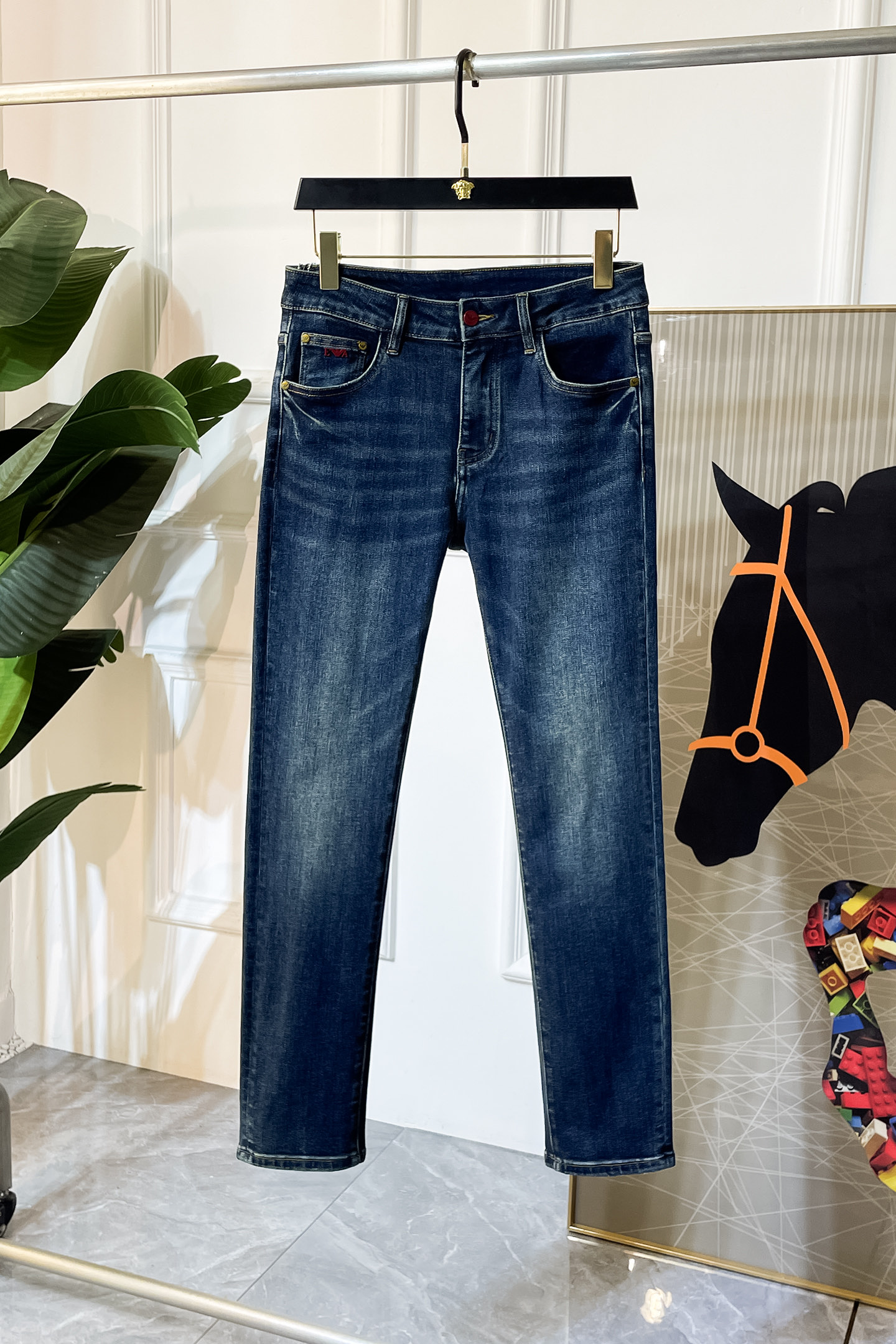 NO:522007,Armani - 2025ss Snake Year Autumn and Winter Jeans. Original 1:1 production, perfect choice for daily life, simple, atmospheric, fashionable and stylish, customized imported tannin fabric, heavy industry washing process, complex and exquisite workmanship. Easy to cater to the needs of all seasons, soft and elastic, smooth and neat, original auxiliary materials, comfortable and easy to match on the upper body, durable code number 29-36,,armani, jeans, alexander wang19860909阿玛尼- 2025ss蛇年秋冬牛仔裤.原单1:1制作,日常必备的完美之选,简单大气亦时尚有型,定制进口丹宁面料 ,重工洗水工艺,做工复杂工艺精湛.轻松迎合四季需要,手感柔软带弹力,流畅利落,原版辅料五金,上身舒适非常易搭耐看码数29-36,,armani,jeans,alexander wang,Men's clothing