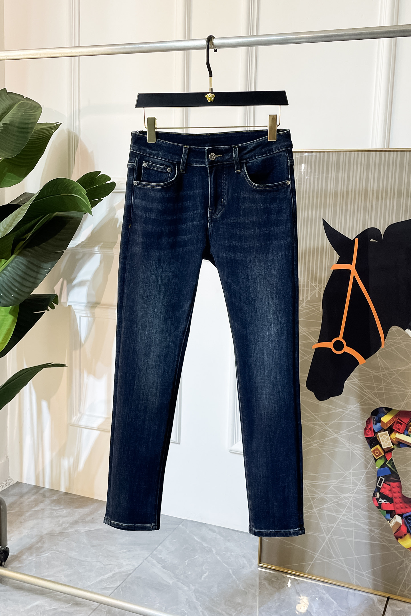 NO:522015,Dior - 2025ss Snake Year Autumn and Winter Jeans. Original 1:1 production, perfect choice for daily life, simple, atmospheric, fashionable and stylish, customized imported tannin fabric, heavy industry washing process, complex and exquisite workmanship. Easy to meet the needs of the seasons, soft and elastic, smooth and neat, original auxiliary hardware, comfortable and easy to match on the upper body, durable code number 29-36,,dior,jeans,alexander wang19860909迪奥- 2025ss蛇年秋冬牛仔裤.原单1:1制作,日常必备的完美之选,简单大气亦时尚有型,定制进口丹宁面料 ,重工洗水工艺,做工复杂工艺精湛.轻松迎合四季需要,手感柔软带弹力,流畅利落,原版辅料五金,上身舒适非常易搭耐看码数29-36,,dior,jeans,alexander wang,Men's clothing