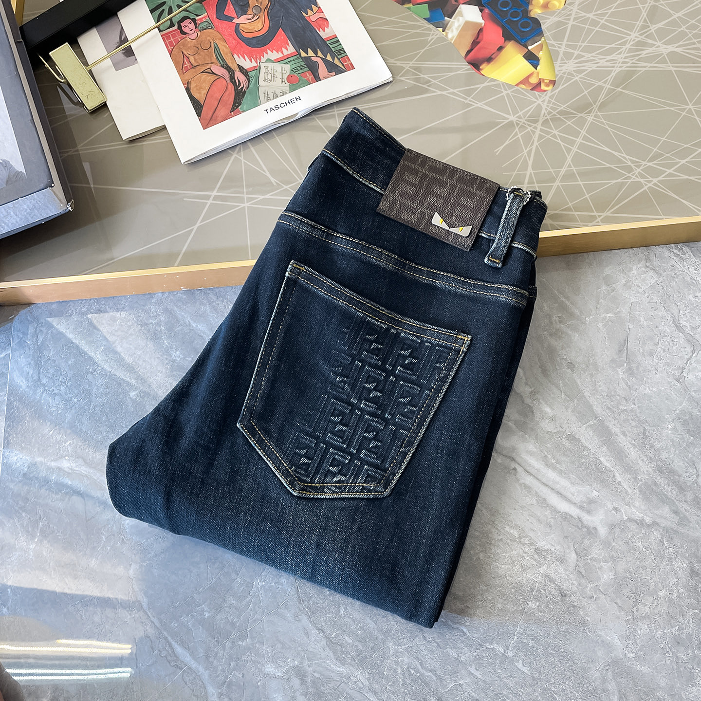 NO:529801,Fendi - Ss Snake Year Autumn and Winter Jeans. Original 1:1 production, perfect choice for daily life, simple, atmospheric, fashionable and stylish, customized imported tannin fabric, heavy industry washing process, complex and exquisite workmanship. Easy to cater to the needs of all seasons, soft and elastic, smooth and neat, original auxiliary hardware, comfortable and easy to match on the upper body, durable code number 29-36, fendi, jeans, alexander wang19860909芬迪- ss蛇年秋冬牛仔裤.原单1:1制作,日常必备的完美之选,简单大气亦时尚有型,定制进口丹宁面料 ,重工洗水工艺,做工复杂工艺精湛.轻松迎合四季需要,手感柔软带弹力,流畅利落,原版辅料五金,上身舒适非常易搭耐看码数29-36,,fendi,jeans,alexander wang,Men's clothing