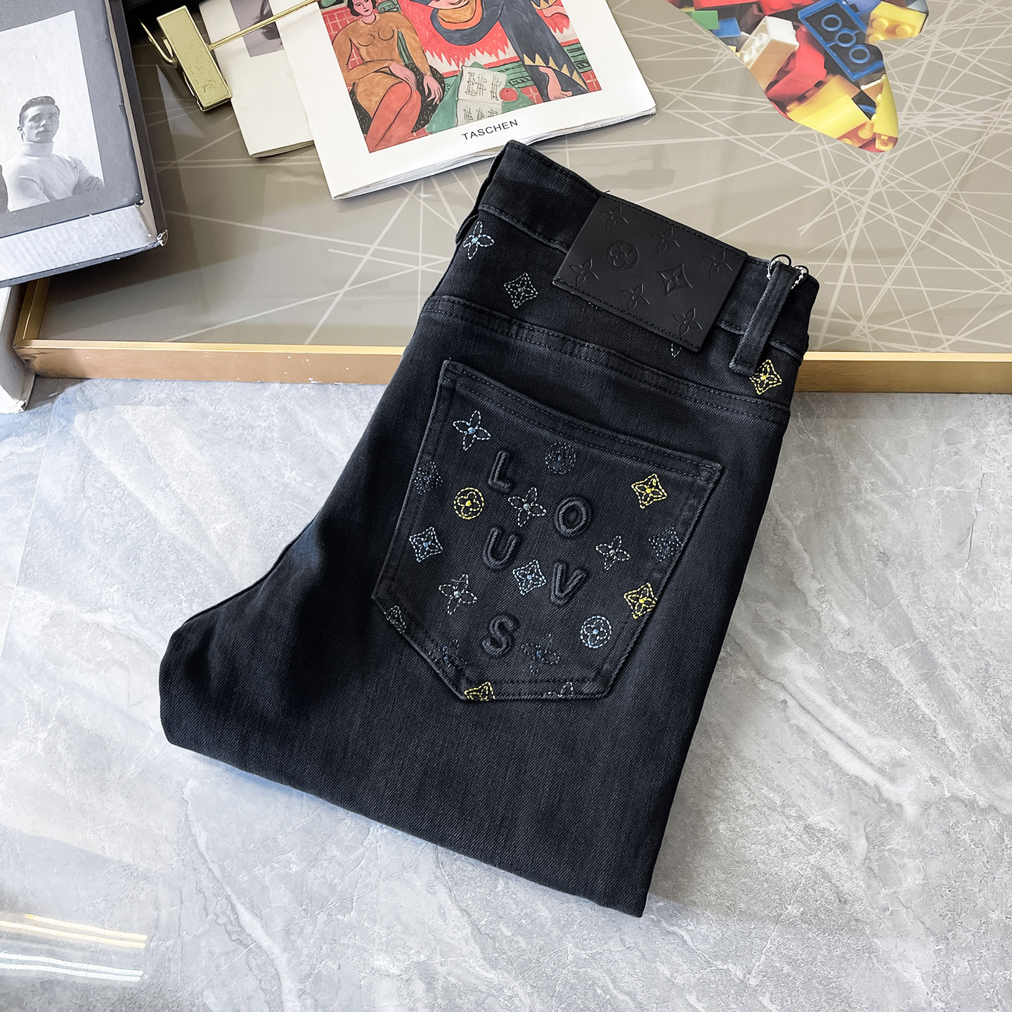 NO:529799,LV-Ss Snake Year Autumn and Winter Jeans. Original 1:1 production, perfect choice for daily life, simple, atmospheric, fashionable and stylish, customized imported tannin fabric, heavy industry washing process, complex and exquisite workmanship. Easy to meet the needs of all seasons, soft and elastic, smooth and neat, original auxiliary materials, comfortable and easy to match on the upper body, durable code number 29-36,,louis vuitton, jeans, alexander wang19860909LV- ss蛇年秋冬牛仔裤.原单1:1制作,日常必备的完美之选,简单大气亦时尚有型,定制进口丹宁面料 ,重工洗水工艺,做工复杂工艺精湛.轻松迎合四季需要,手感柔软带弹力,流畅利落,原版辅料五金,上身舒适非常易搭耐看码数29-36,,louis vuitton,jeans,alexander wang,Men's clothing