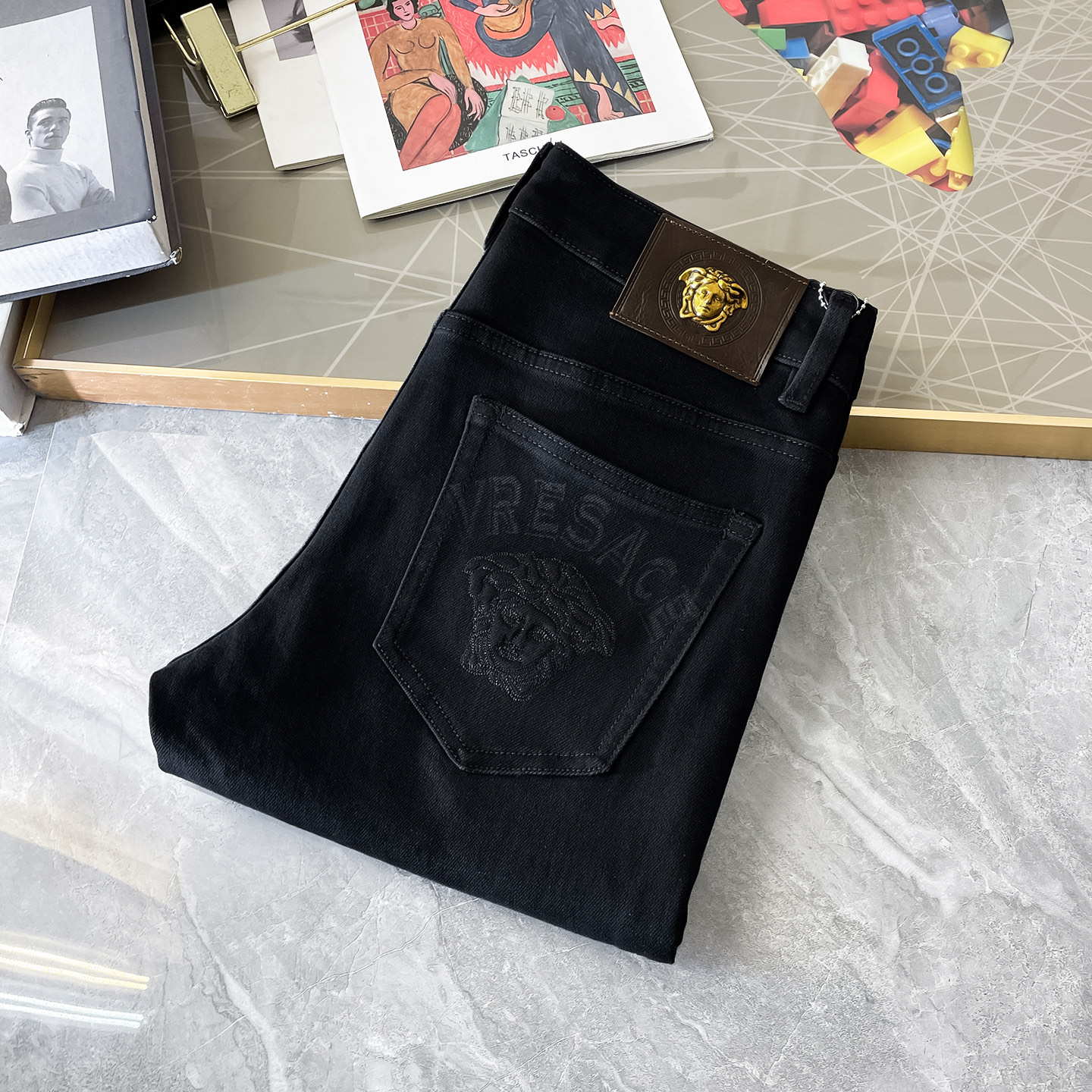 NO:529800,Versace - ss snake jeans in autumn and winter. Original 1:1 production, perfect choice for daily life, simple, atmospheric, fashionable and stylish, customized imported tannin fabric, heavy industry washing process, complex and exquisite workmanship. Easy to meet the needs of all seasons, soft and elastic, smooth and neat, original auxiliary materials, comfortable and easy to match on the upper body, durable code number 29-36, versace, jeans, alexander wang19860909范思哲- ss蛇年秋冬牛仔裤.原单1:1制作,日常必备的完美之选,简单大气亦时尚有型,定制进口丹宁面料 ,重工洗水工艺,做工复杂工艺精湛.轻松迎合四季需要,手感柔软带弹力,流畅利落,原版辅料五金,上身舒适非常易搭耐看码数29-36,,versace,jeans,alexander wang,Men's clothing