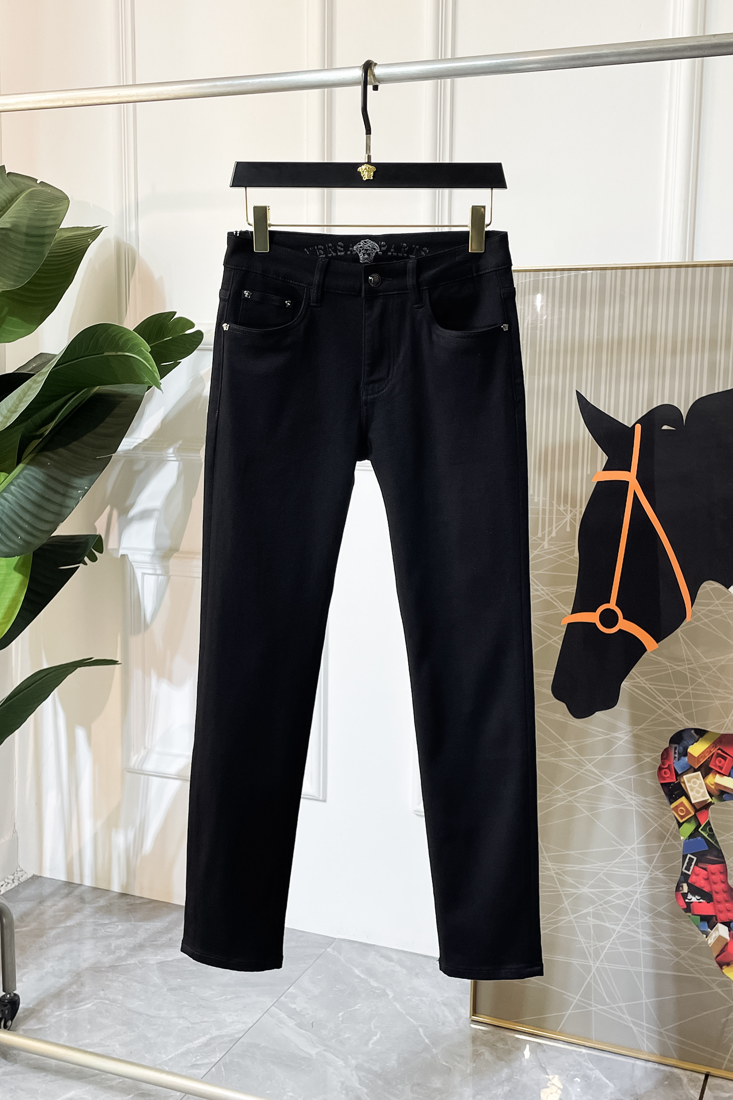 NO:522013,Versace - 2025ss Snake Year Autumn and Winter Jeans. Original 1:1 production, perfect choice for daily life, simple, atmospheric, fashionable and stylish, customized imported tannin fabric, heavy industry washing process, complex and exquisite workmanship. Easy to meet the needs of all seasons, soft and elastic, smooth and neat, original auxiliary materials, comfortable and easy to match, durable code number 29-36, versace, jeans, alexander wang19860909范思哲- 2025ss蛇年秋冬牛仔裤.原单1:1制作,日常必备的完美之选,简单大气亦时尚有型,定制进口丹宁面料 ,重工洗水工艺,做工复杂工艺精湛.轻松迎合四季需要,手感柔软带弹力,流畅利落,原版辅料五金,上身舒适非常易搭耐看码数29-36,,versace,jeans,alexander wang,Men's clothing