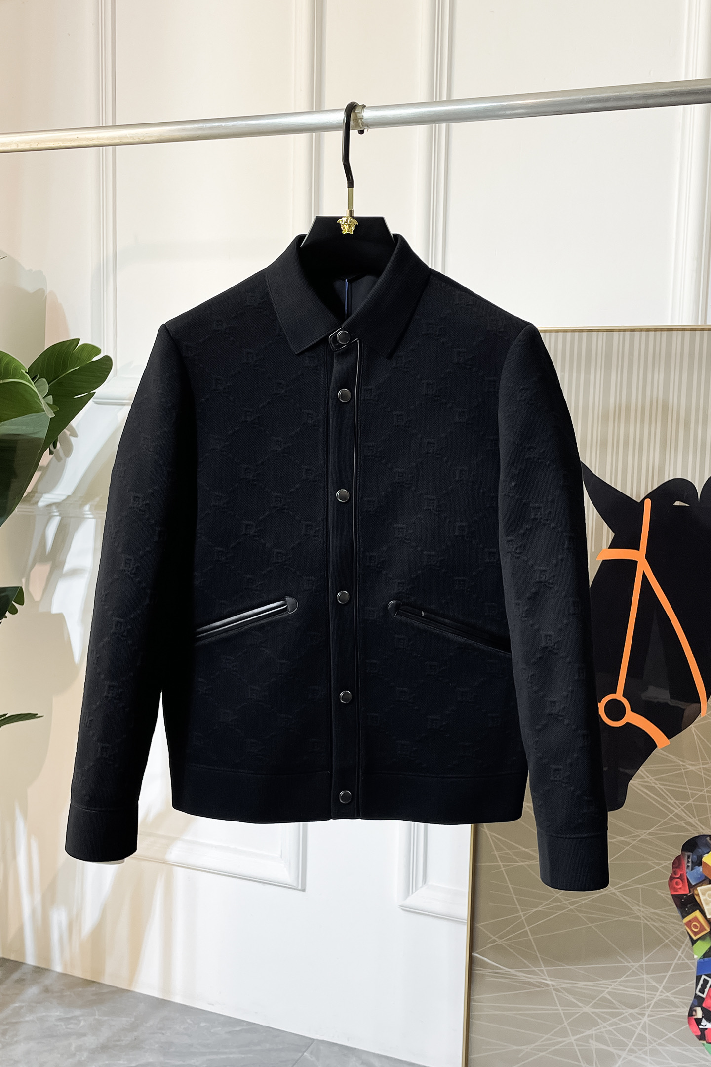 NO:520894,Dior - SS's big hit autumn and winter boutique knitted jacket, customized high-quality polyester fabric!  Top-level fashion brand elements logo design, complete with three standards!  The original hardware and accessories have smooth lines and exquisite craftsmanship, excellent upper body style, comfortable fabric, windproof and warm, and casual matching are very fashionable, handsome, casual and fashionable men's must-have!  Size M-3XL can wear up to 190 catties!  ,dior,jackets & coats,jackets & coats,alexander wang19860909迪奥 - ss秋冬大爆款精品针织夹克外套,定制高品质聚酯纤维面料！顶级时尚大牌元素logo设计,三标齐全！原版五金辅料,线条流畅,工艺精致,上身版型超赞,面料舒适,挡风保暖,随意搭配都非常时尚帅气休闲时尚男仕必备款哦！尺码M-3XL 最大可穿190斤！,,dior,jackets & coats,jackets & coats,alexander wang,Men's clothing