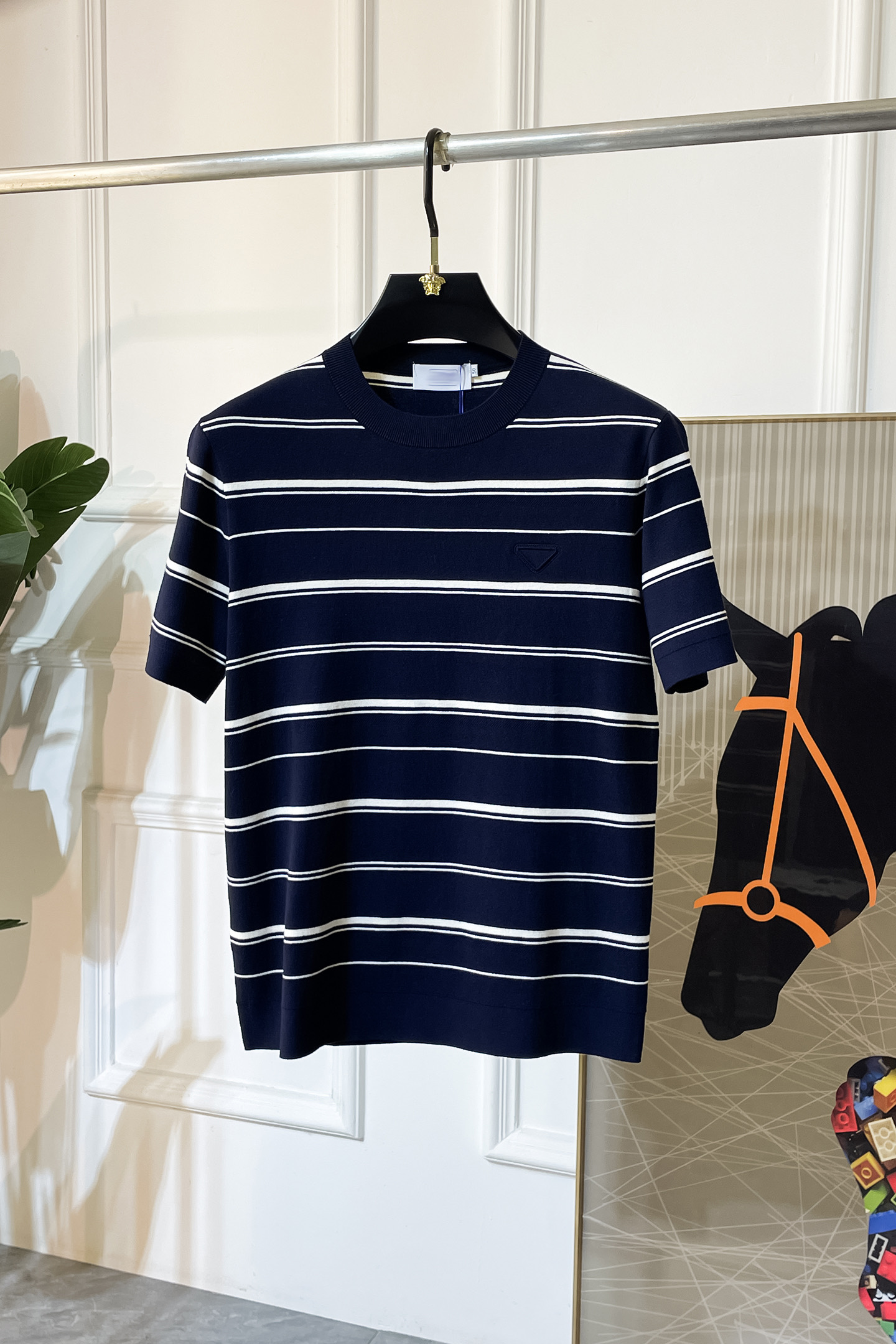 NO:520902,Prada -ss autumn and winter half-sleeved knitted sweater series!  Casual business wear, essential for inner wear, selected top-grade - worsted mulberry silk blended fabric, delicate feel, close-fitting and comfortable without tying, good upper body style, warm wear, the counter logo design is very unique, male gods, don’t miss it!  Size M-3XL, prada,alexander wang19860909普拉达 -ss秋冬半袖针织毛衫系列！休闲商务外穿 内搭必备款,精选上等-精纺桑蚕丝混纺面料,面料手感细腻,贴身舒适不扎肉,上身版型好 穿着保暖,专柜标志设计非常独特,男神们别错过！ 尺码 M-3XL,,prada,alexander wang,Men's clothing