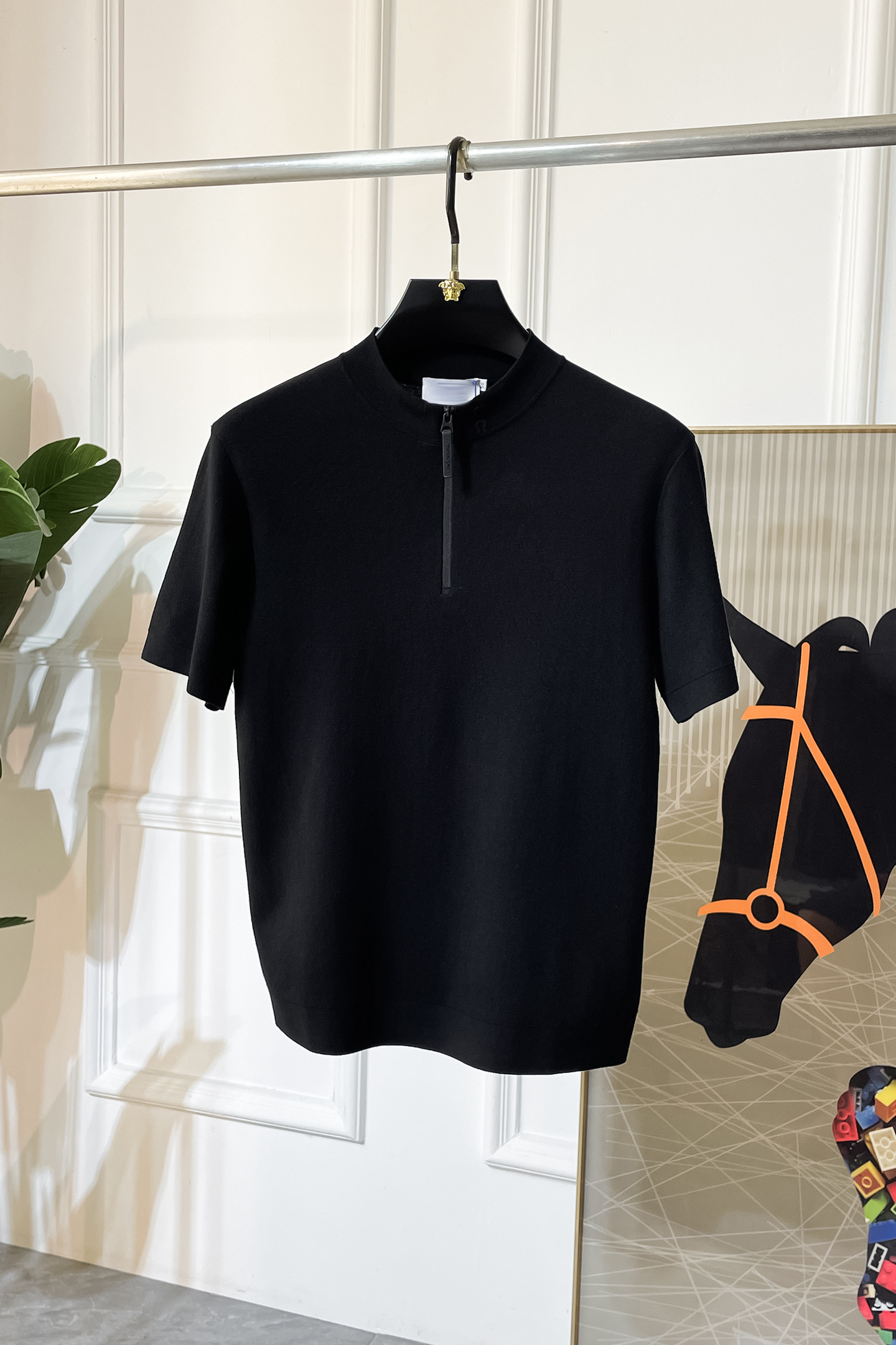 NO:531724,Lulu -ss autumn and winter half-sleeved knitted sweater series!  Casual business wear, essential for inner wear, selected top-grade - worsted mulberry silk blended fabric, delicate feel, close-fitting and comfortable without tying, good upper body style, warm wear, the counter logo design is very unique, male gods, don’t miss it!  Size M-3XL, alexander wang19860909Lulu -ss秋冬半袖针织毛衫系列！休闲商务外穿 内搭必备款,精选上等-精纺桑蚕丝混纺面料,面料手感细腻,贴身舒适不扎肉,上身版型好 穿着保暖,专柜标志设计非常独特,男神们别错过！ 尺码 M-3XL,,alexander wang,Men's clothing