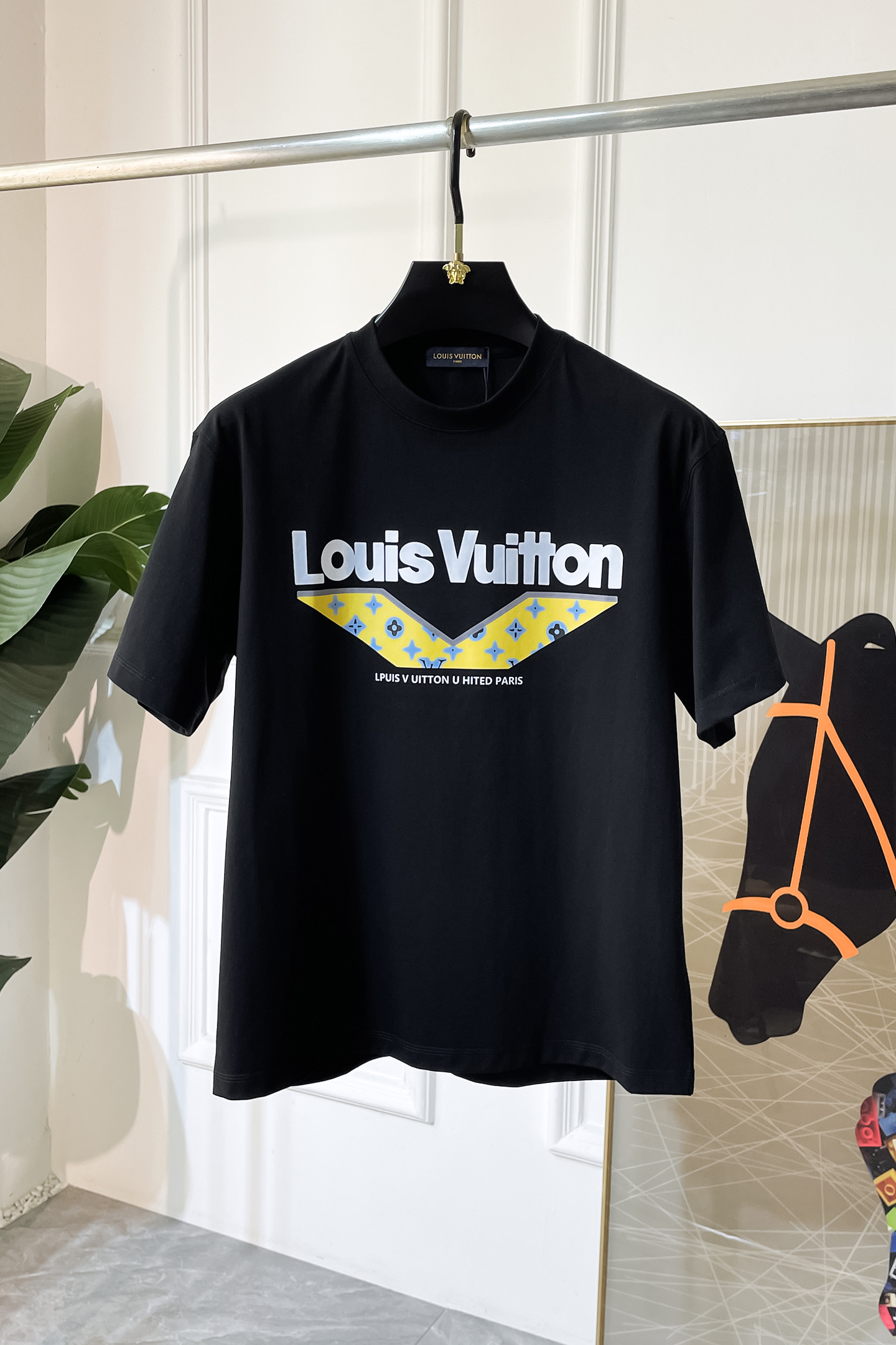 NO:520880,LV - New spring and summer short-sleeved T-shirts for men and women, and are available simultaneously for counters!  Customized exclusive pure cotton fabric, with letter logo pattern printing technology design on the chest!  Simple and generous, calm and versatile, extremely high-end, perfectly integrated with fashion and style, a top fashionable style that perfectly suits the outside wear!  The overall feeling is natural!  The ultimate classic versatile short-sleeved T-shirt uses the latest three-dimensional logo elements to highlight the texture!  The ultimate perfection of heavy industry!  Fans who pursue high quality are please buy them by themselves, and all fans who know the goods are invited to appreciate this model together!  !  Size S-3XL can wear up to 220 catties!  ,,louis vuitton,T-shirt,tees,t-shirt,alexander wang19860909LV -春夏新款男女同款短袖T恤,专柜同步发售！定制专属纯棉面料,胸前字母logo图案印花工艺设计！简约大方,从容百搭,档次极高,完美融入时尚还有风情感一款完美符合外穿的顶尖时髦气质款！整体给人浑然天成的感觉！极致经典的百搭型短袖T恤,采用最新的立体logo元素凸显质感！极致的重工极致的完美！追求高品质的粉丝们请自行抢购,诚邀所有识货的粉丝一同鉴赏此款！！尺码S-3XL 最大可穿220斤！,,louis vuitton,T-shirt,tees，t-shirt,alexander wang,Men's clothing