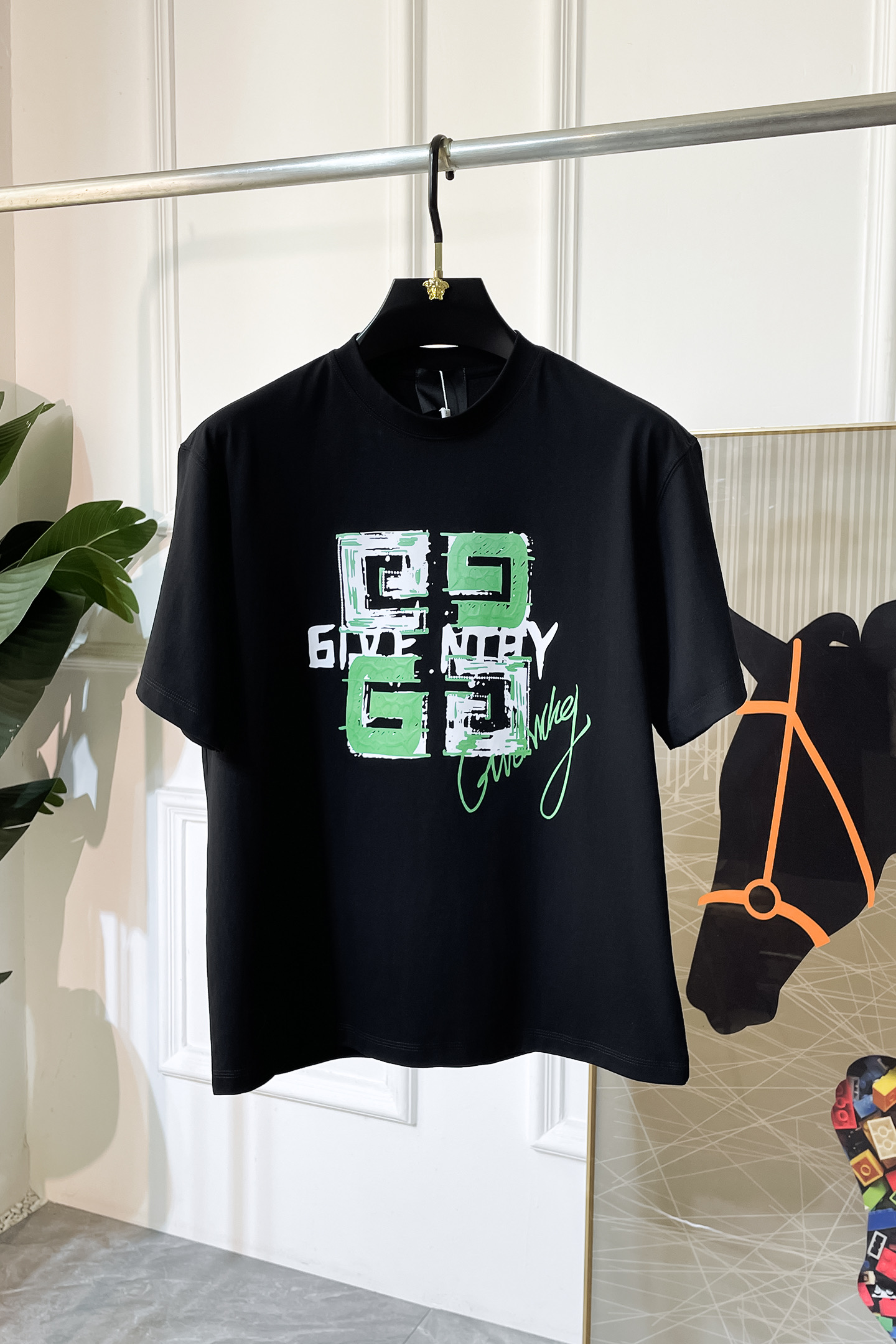 NO:520886,Givenchy - New spring and summer short-sleeved T-shirts for men and women, and are available at the same time as the counter!  Customized exclusive pure cotton fabric, with letter logo pattern printing technology design on the chest!  Simple and generous, calm and versatile, extremely high-end, perfectly integrated with fashion and style, a top fashionable style that perfectly suits the outside wear!  The overall feeling is natural!  The ultimate classic versatile short-sleeved T-shirt uses the latest three-dimensional logo elements to highlight the texture!  The ultimate perfection of heavy industry!  Fans who pursue high quality are please buy them by themselves, and all fans who know the goods are invited to appreciate this model together!  !  Size S-3XL can wear up to 220 catties!  ,,givenchy,T-shirt,tees,t-shirt,alexander wang19860909纪梵希 -春夏新款男女同款短袖T恤,专柜同步发售！定制专属纯棉面料,胸前字母logo图案印花工艺设计！简约大方,从容百搭,档次极高,完美融入时尚还有风情感一款完美符合外穿的顶尖时髦气质款！整体给人浑然天成的感觉！极致经典的百搭型短袖T恤,采用最新的立体logo元素凸显质感！极致的重工极致的完美！追求高品质的粉丝们请自行抢购,诚邀所有识货的粉丝一同鉴赏此款！！尺码S-3XL 最大可穿220斤！,,givenchy,T-shirt,tees，t-shirt,alexander wang,Men's clothing