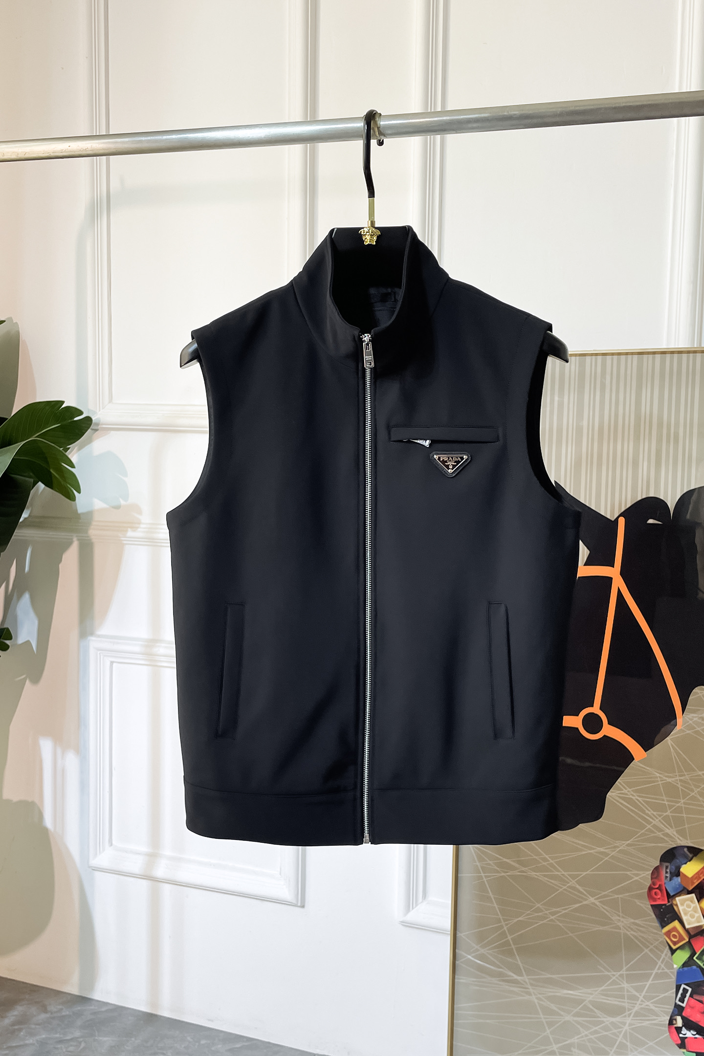 NO:523095,Prada - 2025ss big hit autumn vest jacket, customized high-quality polyester fabric!  Top-level fashion brand elements logo design, complete with three standards!  The original hardware and accessories have smooth lines and exquisite craftsmanship, excellent upper body style, comfortable fabric, windproof and warm, and casual matching are very fashionable, handsome, casual and fashionable men's must-have!  Size M-3XL can wear up to 190 catties!  ,,prada,jackets & coats,alexander wang19860909普拉达 - 2025ss大爆款秋装马甲夹克,定制高品质聚酯纤维面料！顶级时尚大牌元素logo设计,三标齐全！原版五金辅料,线条流畅,工艺精致,上身版型超赞,面料舒适,挡风保暖,随意搭配都非常时尚帅气休闲时尚男仕必备款哦！尺码M-3XL 最大可穿190斤！,,prada,jackets & coats,alexander wang,Men's clothing