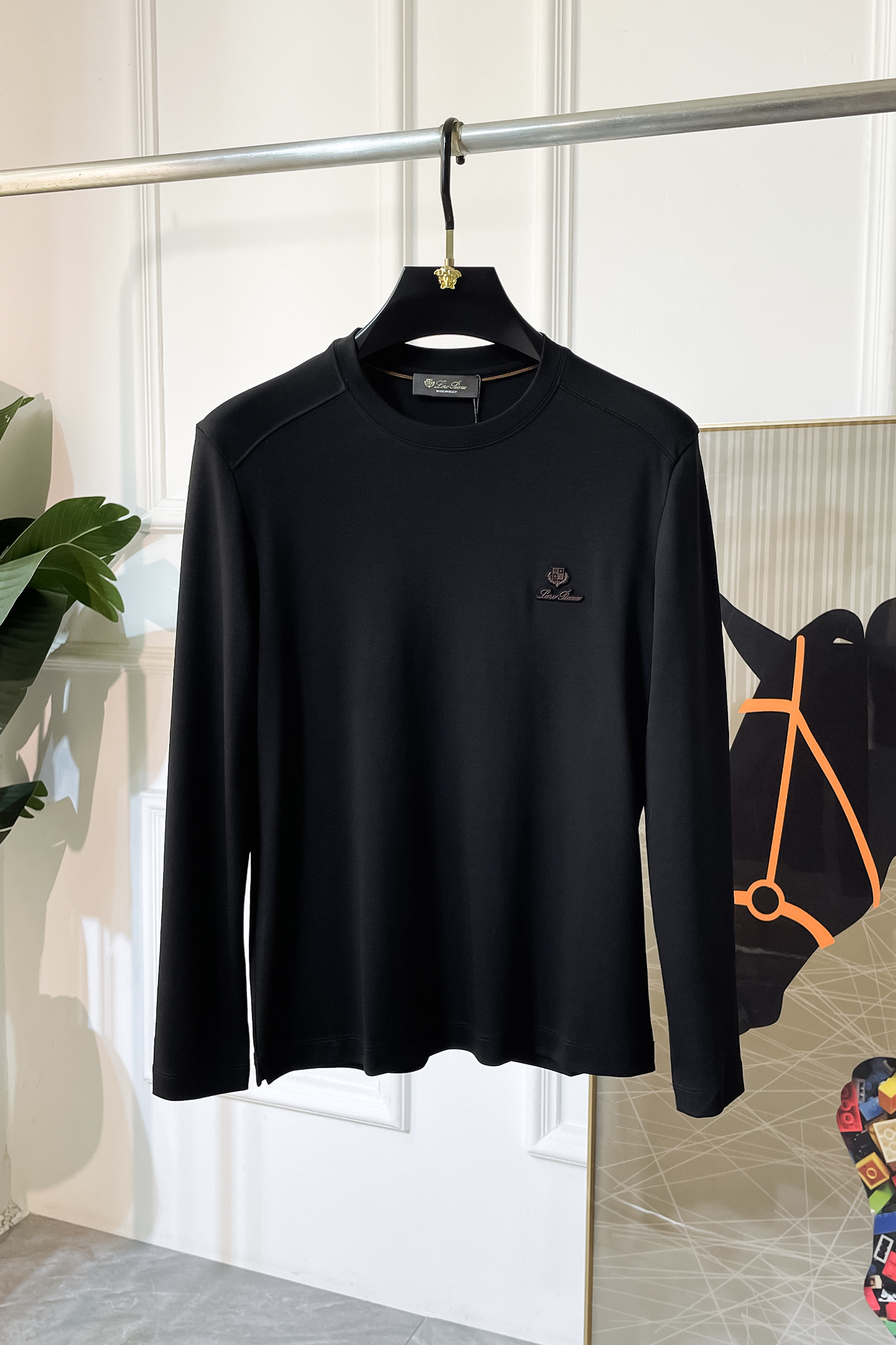 NO:519531,LP Noyou - 2025ss autumn clothing big long-sleeved T-shirt, using customized high-end cotton fabric, fashionable brand element logo design, soft, delicate, comfortable and warm, made with multiple craftsmanship, basic base shirts are indispensable for men's wardrobe. They can be matched with various clothing anytime and anywhere to meet your daily life needs. The clothes design is simple but not simple. Dear, hurry up and buy it. Standard version size M~3XL, up to 200 pounds!  ,loro piana,tees,t-shirt,alexander wang19860909LP诺悠 - 2025ss秋装大爆款长袖T恤,采用定制高级棉面料 时尚大牌元素logo设计,柔软细腻舒适保暖,多重工艺制作,男人的衣柜都少不了基础打底衫 随时随地都可以拿来搭配各种服饰 满足您日常生活需求 ,衣服设计简约而不简单 , 亲们赶紧入手 标准版型 尺码M~3XL 最大可穿200斤！,,loro piana,tees，t-shirt,alexander wang,Men's clothing