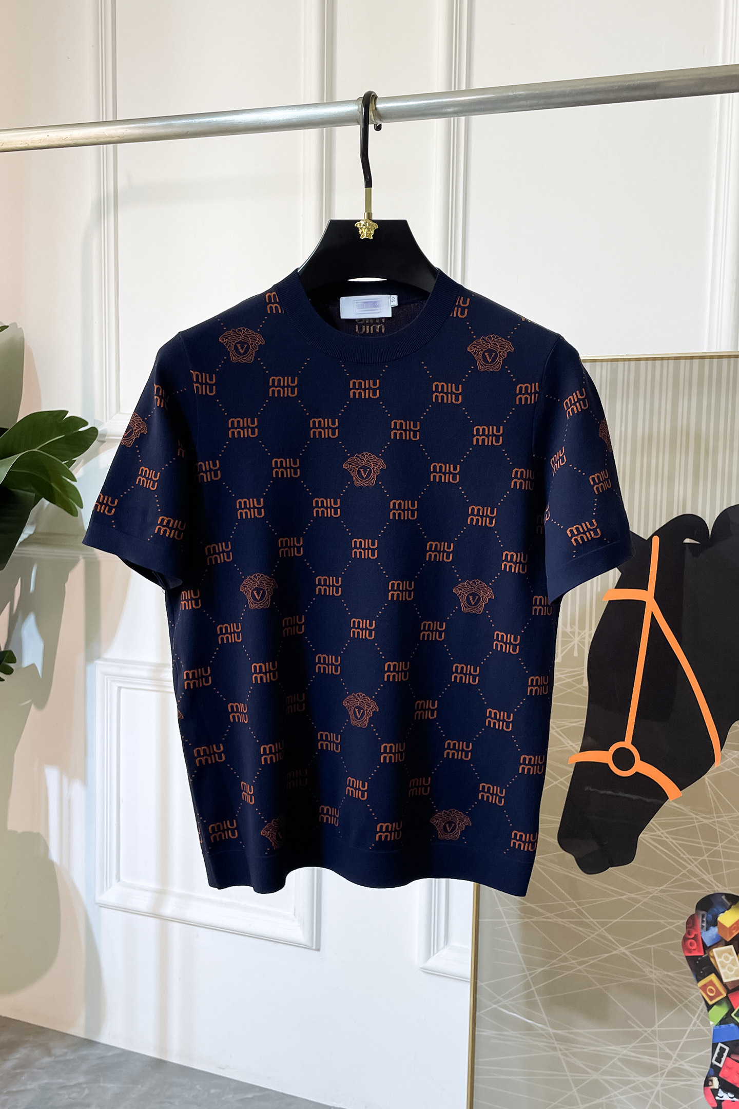 NO:523112,Versace - 2025ss autumn and winter half-sleeved sweater series!  Casual business wear, essential for inner wear, selected top-grade - worsted mulberry silk blended fabric, delicate feel, close-fitting and comfortable without tying, good upper body style, warm wear, the counter logo design is very unique, male gods, don’t miss it!  Size M-3XL, versace,alexander wang19860909范思哲 -2025ss秋冬半袖毛衫系列！休闲商务外穿 内搭必备款,精选上等-精纺桑蚕丝混纺面料,面料手感细腻,贴身舒适不扎肉,上身版型好 穿着保暖,专柜标志设计非常独特,男神们别错过！ 尺码 M-3XL,,versace,alexander wang,Men's clothing