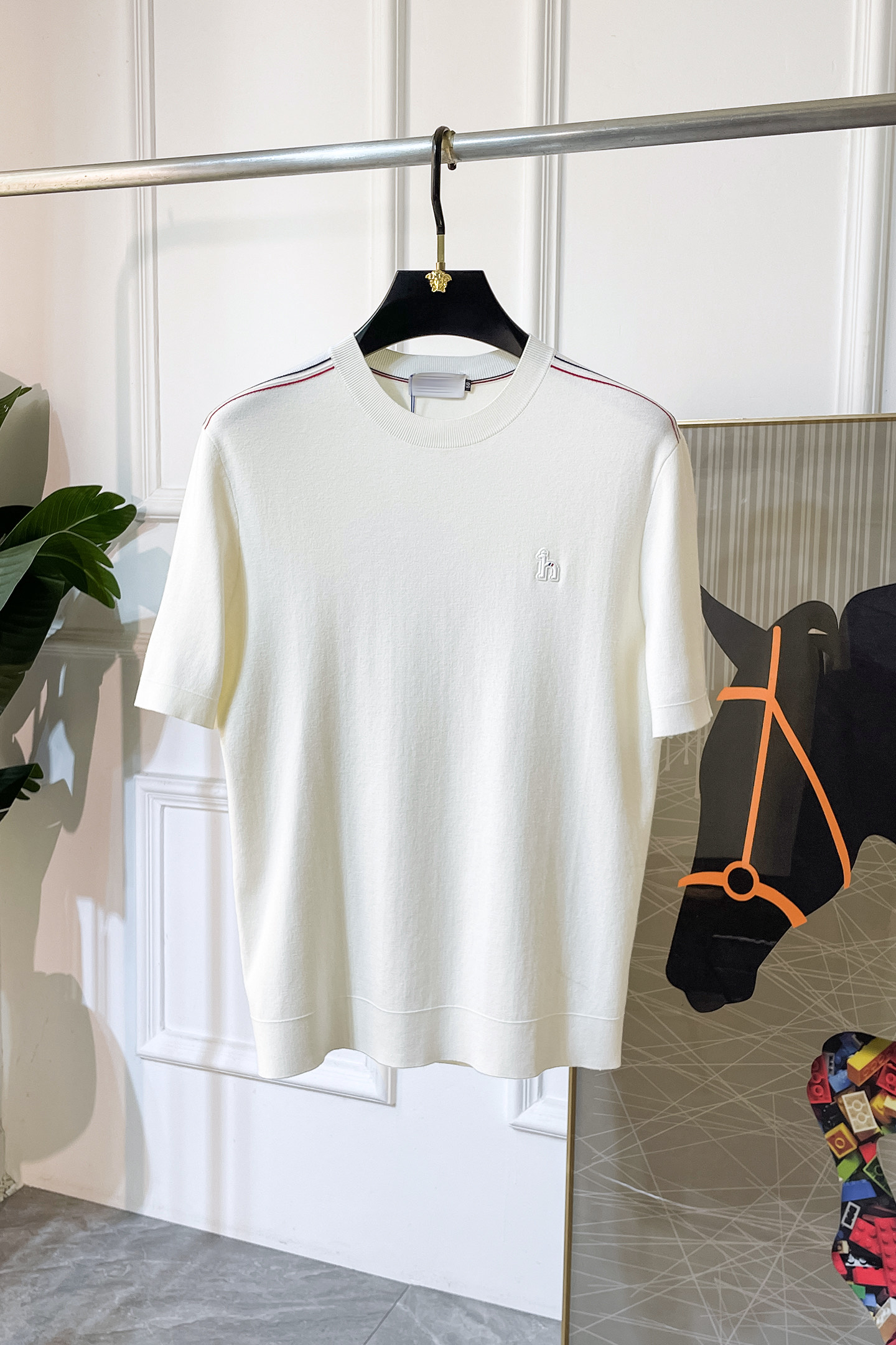 NO:519511,Hermas - 2025ss autumn and winter half-sleeved knitted sweater series!  Casual business wear, essential for inner wear, selected top-grade - worsted mulberry silk blended fabric, delicate feel, close-fitting and comfortable without tying, good upper body style, warm wear, the counter logo design is very unique, male gods, don’t miss it!  Size M-3XL, hermes,alexander wang19860909爱玛仕 -2025ss秋冬半袖针织毛衫系列！休闲商务外穿 内搭必备款,精选上等-精纺桑蚕丝混纺面料,面料手感细腻,贴身舒适不扎肉,上身版型好 穿着保暖,专柜标志设计非常独特,男神们别错过！ 尺码 M-3XL,,hermes,alexander wang,Men's clothing