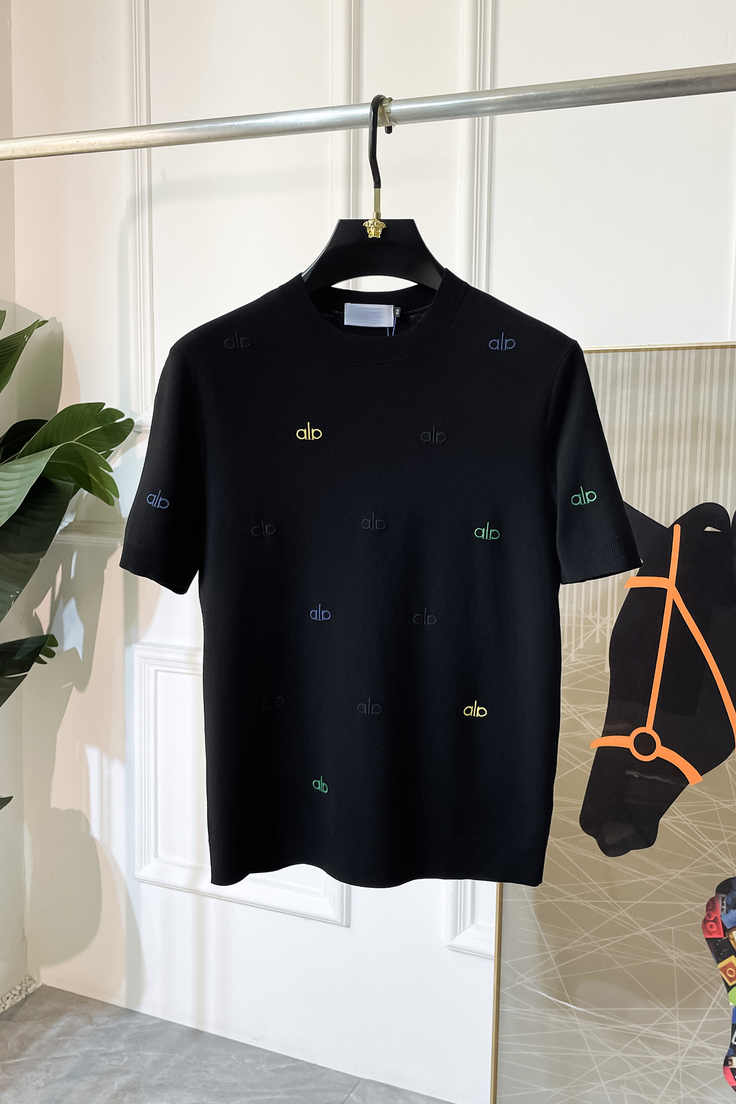 NO:523115,alo -2025ss autumn and winter half-sleeved sweater series!  Casual business wear, essential for inner wear, selected top-grade - worsted mulberry silk blended fabric, delicate feel, close-fitting and comfortable without tying, good upper body style, warm wear, the counter logo design is very unique, male gods, don’t miss it!  Size M-3XL, alexander wang19860909alo -2025ss秋冬半袖毛衫系列！休闲商务外穿 内搭必备款,精选上等-精纺桑蚕丝混纺面料,面料手感细腻,贴身舒适不扎肉,上身版型好 穿着保暖,专柜标志设计非常独特,男神们别错过！ 尺码 M-3XL,,alexander wang,Men's clothing