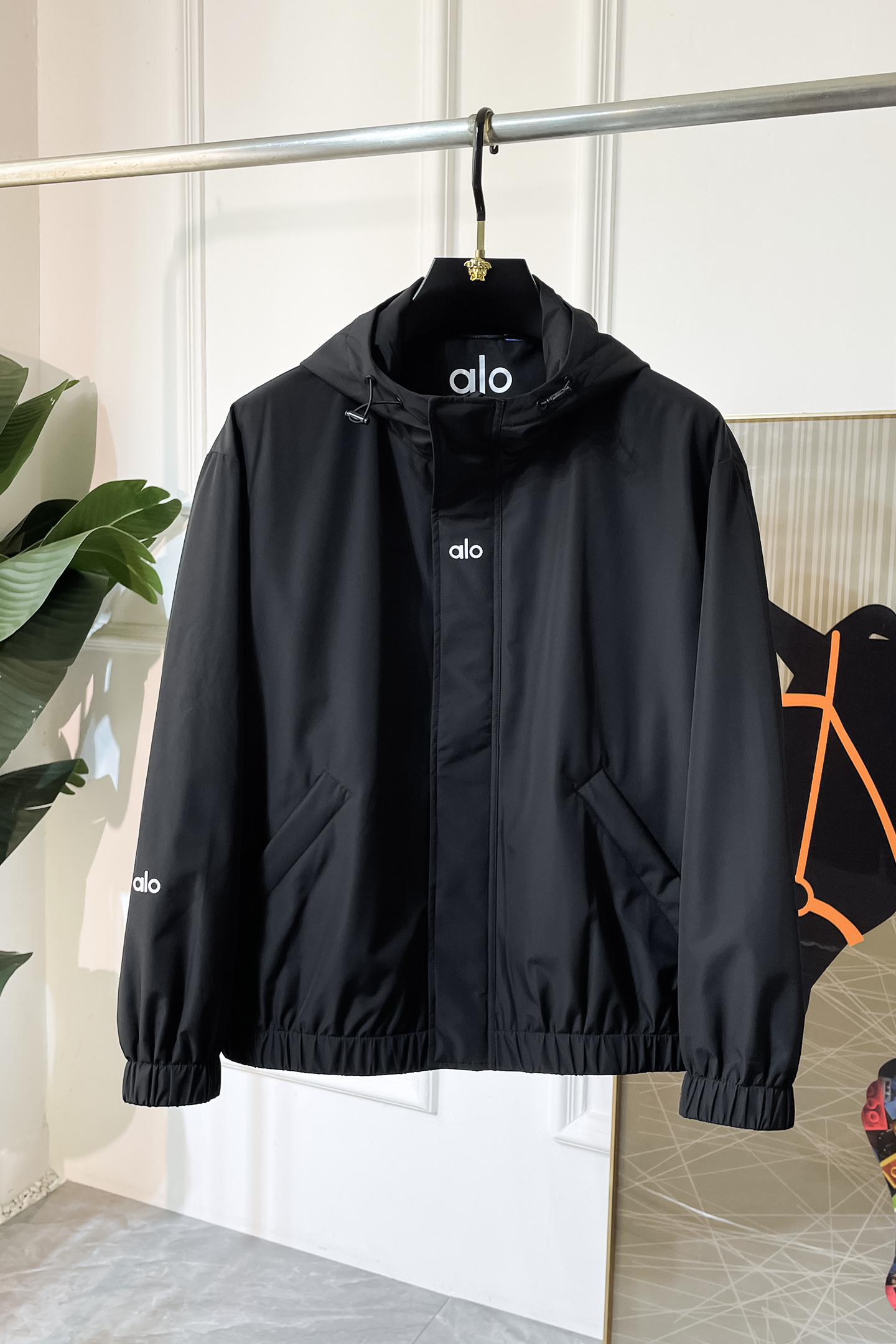 NO:523118,alo - 2025ss autumn and winter hot cotton jacket, customized high-quality polyester fiber fabric!  Top-level fashion brand elements logo design, complete with three standards!  The original hardware and accessories have smooth lines and exquisite craftsmanship, excellent upper body style, comfortable fabric, windproof and warm, and casual matching are very fashionable, handsome, casual and fashionable men's must-have!  Size M-3XL can wear up to 190 catties!  ,,jackets & coats,alexander wang19860909alo - 2025ss秋冬大爆款加棉夹克,定制高品质聚酯纤维面料！顶级时尚大牌元素logo设计,三标齐全！原版五金辅料,线条流畅,工艺精致,上身版型超赞,面料舒适,挡风保暖,随意搭配都非常时尚帅气休闲时尚男仕必备款哦！尺码M-3XL 最大可穿190斤！,,jackets & coats,alexander wang,Men's clothing