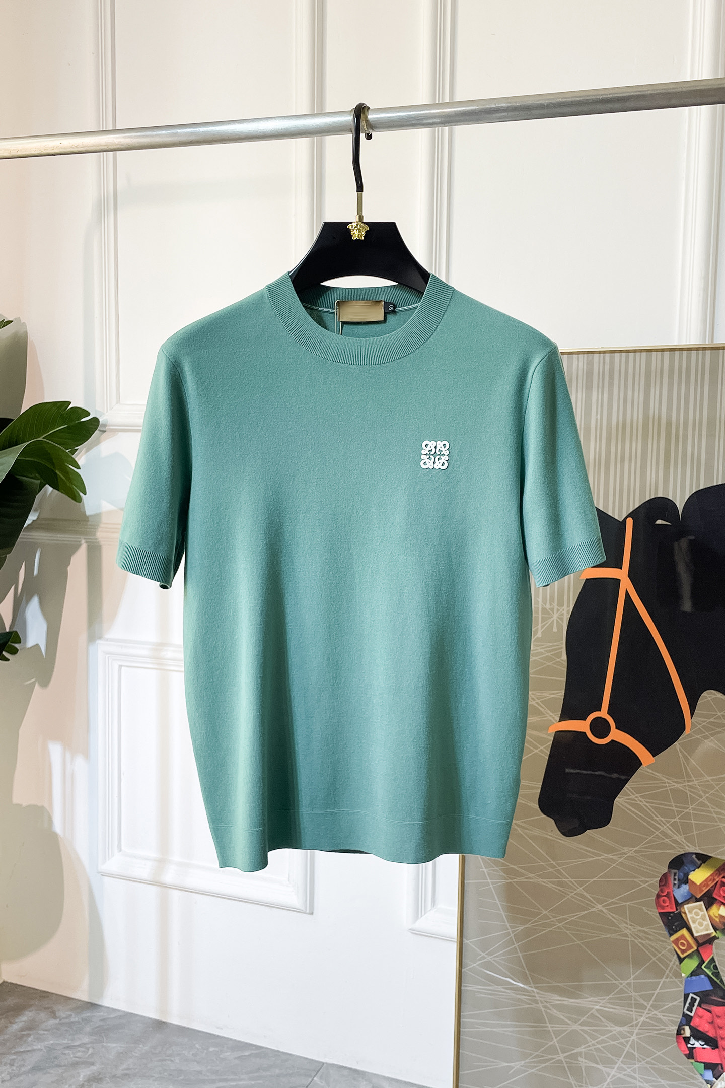 NO:523103,Luo Yiwei - 2025ss autumn and winter half-sleeved knitted sweater series!  Casual business wear, essential for inner wear, selected top-grade - worsted mulberry silk blended fabric, delicate feel, close-fitting and comfortable without tying, good upper body style, warm wear, the counter logo design is very unique, male gods, don’t miss it!  Size M-3XL, loewe,alexander wang19860909罗意威 -2025ss秋冬半袖针织毛衫系列！休闲商务外穿 内搭必备款,精选上等-精纺桑蚕丝混纺面料,面料手感细腻,贴身舒适不扎肉,上身版型好 穿着保暖,专柜标志设计非常独特,男神们别错过！ 尺码 M-3XL,,loewe,alexander wang,Men's clothing