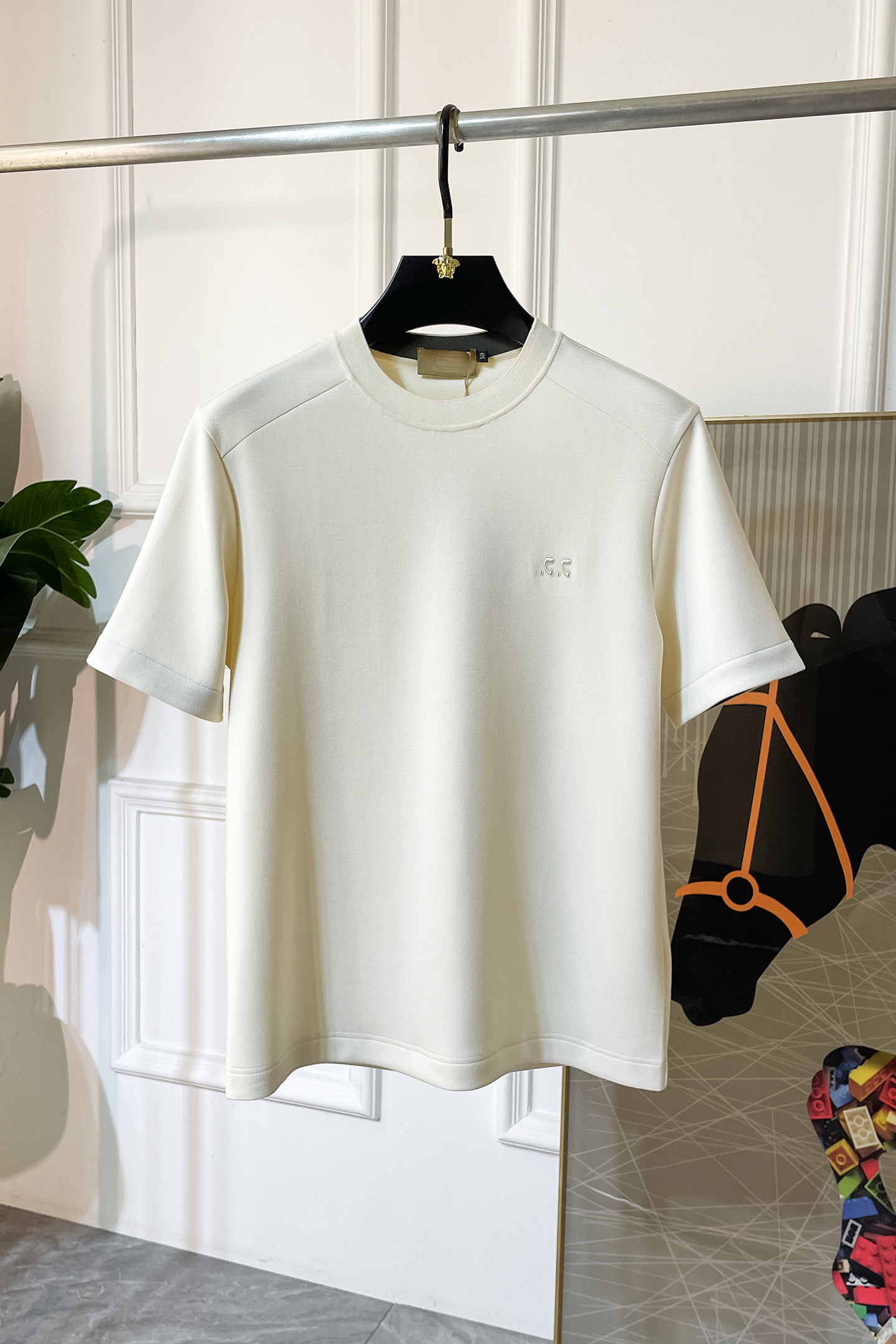 NO:523106,Givenchy - 2025ss autumn and winter half-sleeved base shirt series!  Casual business wear, essential for inner wear, selected top-split modal blend fabric, the fabric feels delicate, close-fitting and comfortable without thorning, the upper body style is good, warm, the counter logo design is very unique, male gods, don’t miss it!  Size M-3XL, given,alexander wang19860909纪梵希 -2025ss秋冬半袖打底衫系列！休闲商务外穿 内搭必备款,精选上等-精纺莫代尔混纺面料,面料手感细腻,贴身舒适不扎肉,上身版型好 穿着保暖,专柜标志设计非常独特,男神们别错过！ 尺码 M-3XL,,givenchy,alexander wang,Men's clothing