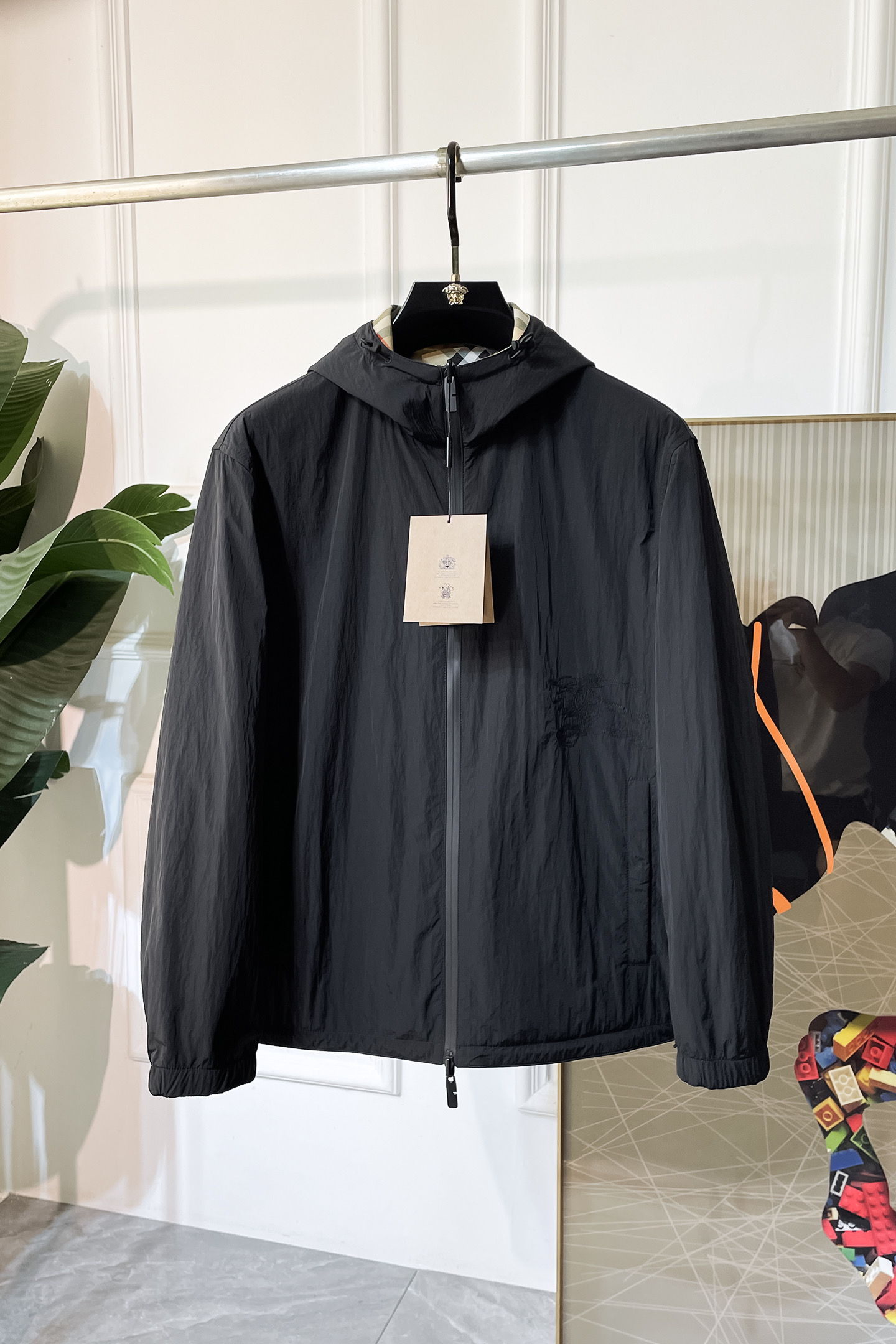 NO:522040,Top version, official website synchronizes Burberry - 2025ss early autumn new double-sided jacket. Official website synchronizes, original customized polyester fiber fabric, clean surface design, back design, classic plaid double-sided wear, hat design is more windproof and warm, zipper design of the lace design is stronger, the brand logo on the chest highlights the brand characteristics, which is consistent with the original version, the latest jacket series of pipe network models is simple and not simple, original hardware and auxiliary materials, trendy and fashionable high-end people must leave the version!  Code count: M-3XL, burberry, jackets & coats, hats, alexander wang19860909顶级版本,官网同步巴宝莉 - 2025ss早秋新款双面穿夹克 官网同步,原版订制聚酯纤维面料,面净版设计,背面设计经典格子双面穿,戴帽设计更防风保暖,衣襟拉链设计保暖性更强,胸前品牌Logo标志彰显品牌特征,和原版一致,系列管网最新夹克款简约不简单的设计,原厂五金辅料,潮流时尚高档人士必留版！ 码数:M-3XL,,burberry,jackets & coats,hats,alexander wang,Men's clothing