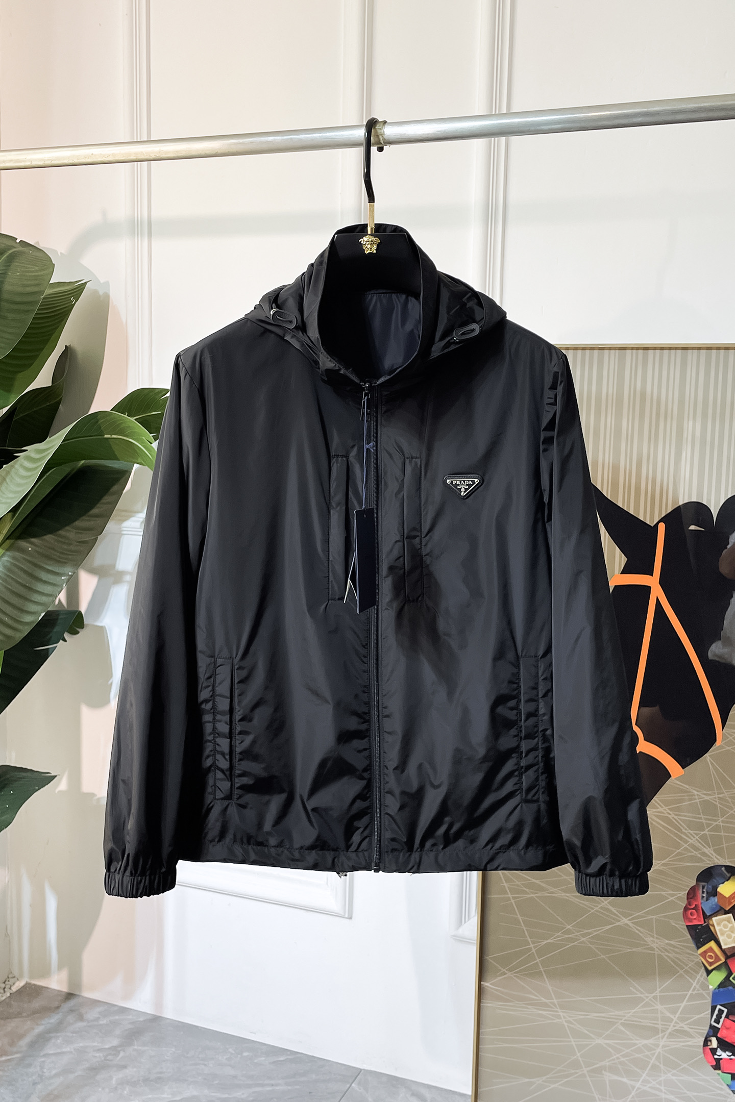 NO:522046,Top version, official website synchronizes Prada - 2025ss early autumn new double-sided jacket. Official website synchronizes, original customized polyester fiber fabric, clean surface design, hat design is more windproof and warm, zipper design of clothes on the lantern is stronger, the brand logo on the chest highlights the brand characteristics, which is consistent with the original version, the latest jacket in the series pipeline network is simple and not simple, original hardware and accessories, trendy and fashionable high-end people must leave the version!  Code count: M-3XL, prada, jackets & coats, hats, alexander wang19860909顶级版本,官网同步普拉达 - 2025ss早秋新款双面穿夹克 官网同步,原版订制聚酯纤维面料,面净版设计,戴帽设计更防风保暖,衣襟拉链设计保暖性更强,胸前品牌Logo标志彰显品牌特征,和原版一致,系列管网最新夹克款简约不简单的设计,原厂五金辅料,潮流时尚高档人士必留版！ 码数:M-3XL,,prada,jackets & coats,hats,alexander wang,Men's clothing