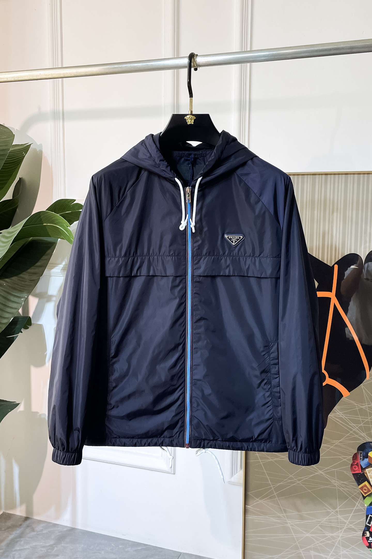 NO:520903,Top version, pay attention to the details comparison Prada-Ss Early Autumn New Jacket Official Website Synchronization, original customized polyester fiber fabric, surface clean design, hat design is more windproof and warm, zipper design of the lace zipper design is stronger, chest brand logo highlights the brand characteristics, consistent with the original version, series pipe network latest jacket model is simple and not simple, original hardware and accessories, trendy and fashionable high-end people must leave the version!  Code count: M-3XL, prada, jackets & coats, hats, alexander wang19860909顶级版本,注意细节对比普拉达- ss早秋新款官网同款夹克 官网同步,原版订制聚酯纤维面料,面净版设计,戴帽设计更防风保暖,衣襟拉链设计保暖性更强,胸前品牌Logo标志彰显品牌特征,和原版一致,系列管网最新夹克款简约不简单的设计,原厂五金辅料,潮流时尚高档人士必留版！ 码数:M-3XL,,prada,jackets & coats,hats,alexander wang,Men's clothing