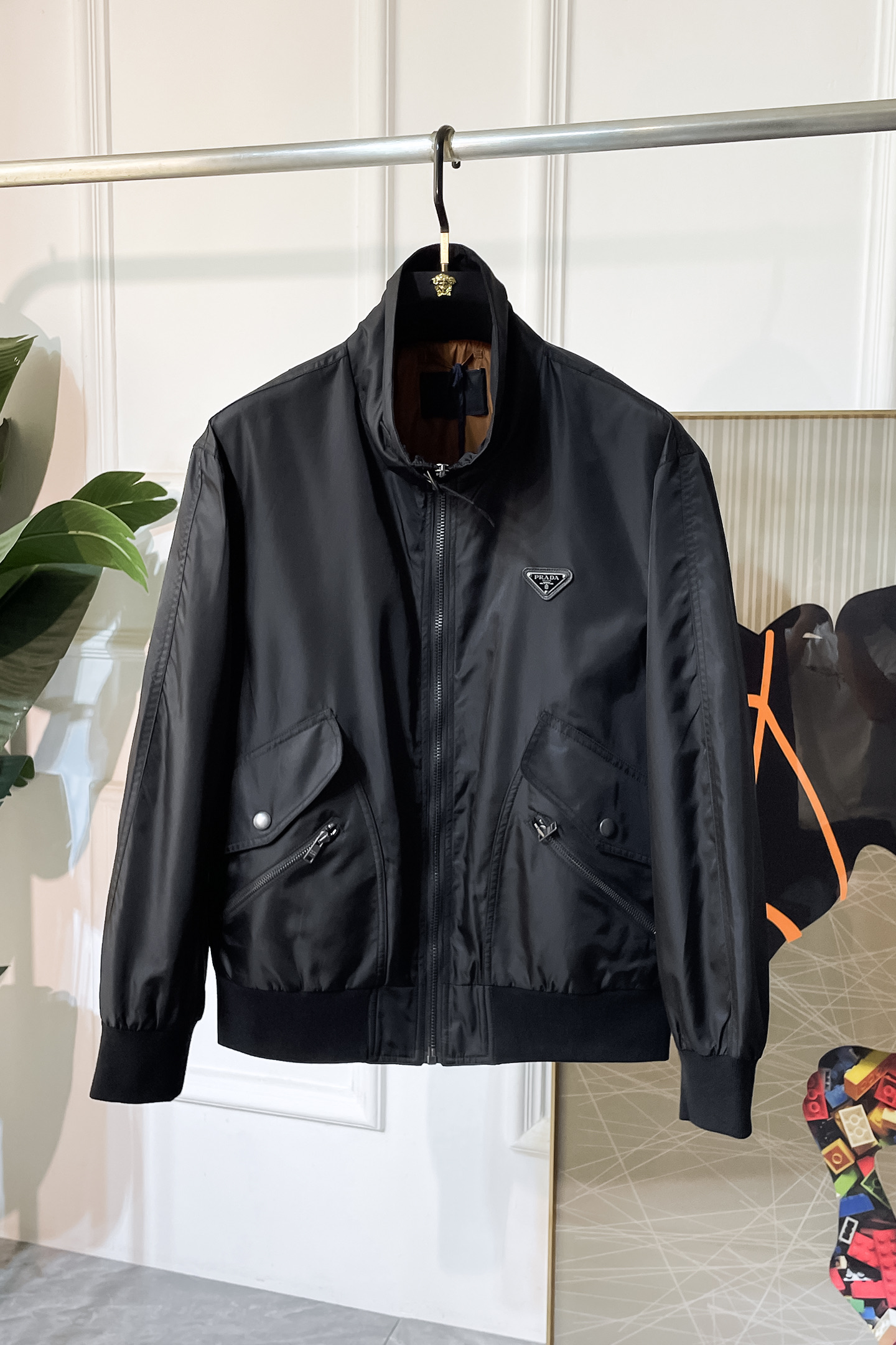 NO:520822,Top version, pay attention to details comparison Prada - 2025ss early autumn new jacquard jacket. The official website is synchronized, original customized polyester fiber fabric, clean surface design, hat design is more windproof and warm, zipper design of the lace zipper design is stronger, the brand logo on the chest highlights the brand characteristics, which is consistent with the original version, the latest jacket model of the series pipe network is simple and not simple, original hardware and accessories, trendy and fashionable high-end people must leave the version!  Code count: M-3XL, prada, jackets & coats, hats, alexander wang19860909顶级版本,注意细节对比普拉达 - 2025ss早秋新款提花夹克 官网同步,原版订制聚酯纤维面料,面净版设计,戴帽设计更防风保暖,衣襟拉链设计保暖性更强,胸前品牌Logo标志彰显品牌特征,和原版一致,系列管网最新夹克款简约不简单的设计,原厂五金辅料,潮流时尚高档人士必留版！ 码数:M-3XL,,prada,jackets & coats,hats,alexander wang,Men's clothing