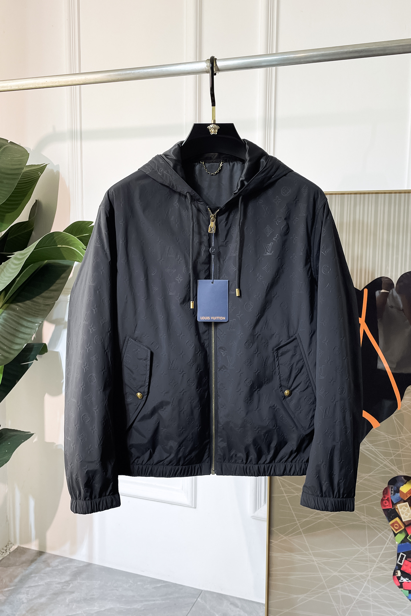 NO:520820,Top version, pay attention to details comparison Burberry - 2025ss early autumn new jacquard jacket. The official website is synchronized, original customized polyester fiber fabric, clean surface design, hat design is more windproof and warm, zipper design of the lace zipper design is stronger, the chest brand logo highlights the brand characteristics, which is consistent with the original version, the latest jacket model of the series pipe network is simple and not simple, original hardware and accessories, trendy and fashionable high-end people must leave the version!  Code count: M-3XL, burberry, jackets & coats, hats, alexander wang19860909顶级版本,注意细节对比巴宝莉 - 2025ss早秋新款提花夹克 官网同步,原版订制聚酯纤维面料,面净版设计,戴帽设计更防风保暖,衣襟拉链设计保暖性更强,胸前品牌Logo标志彰显品牌特征,和原版一致,系列管网最新夹克款简约不简单的设计,原厂五金辅料,潮流时尚高档人士必留版！ 码数:M-3XL,,burberry,jackets & coats,hats,alexander wang,Men's clothing