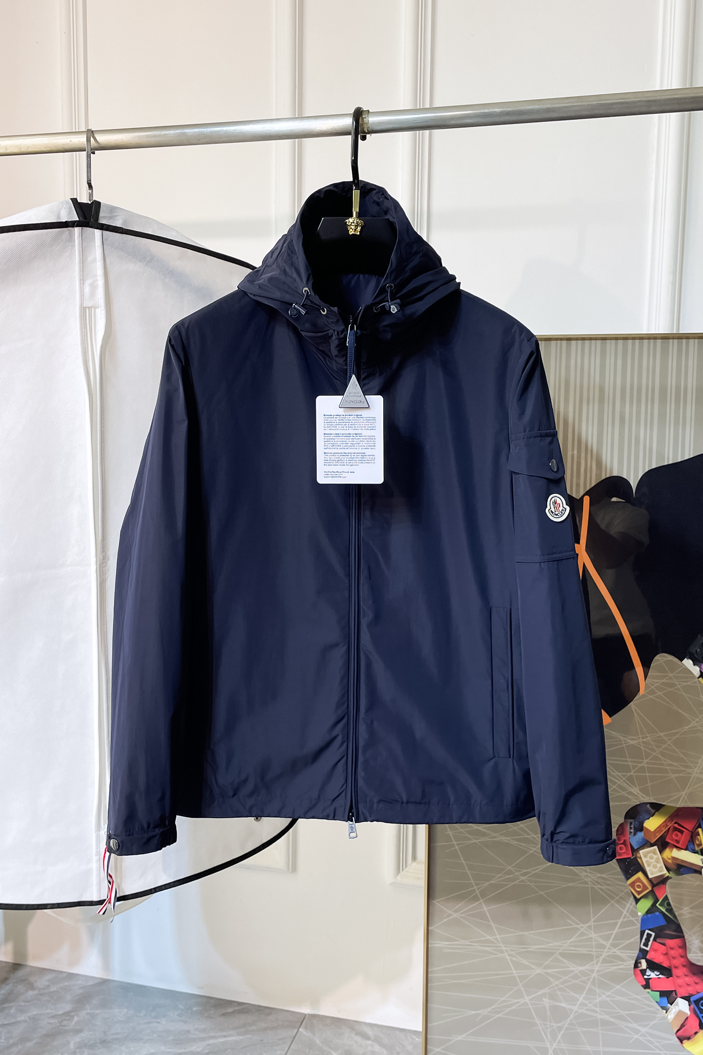 NO:519541,Top version, pay attention to details and compare the mask - 2025ss early autumn new jacquard jacket. The official website is synchronized, original customized polyester fiber fabric, clean surface design, hat design is more windproof and warm, zipper design of the lace zipper design is stronger, the brand logo on the chest highlights the brand characteristics, which is consistent with the original version, the latest jacket model of the series pipe network is simple and not simple, original hardware and accessories, trendy and fashionable high-end people must leave the version!  Code count: M-3XL, Moncler, jackets & coats, hats, alexander wang19860909顶级版本,注意细节对比蒙口 - 2025ss早秋新款提花夹克 官网同步,原版订制聚酯纤维面料,面净版设计,戴帽设计更防风保暖,衣襟拉链设计保暖性更强,胸前品牌Logo标志彰显品牌特征,和原版一致,系列管网最新夹克款简约不简单的设计,原厂五金辅料,潮流时尚高档人士必留版！ 码数:M-3XL,,Moncler,jackets & coats,hats,alexander wang,Men's clothing