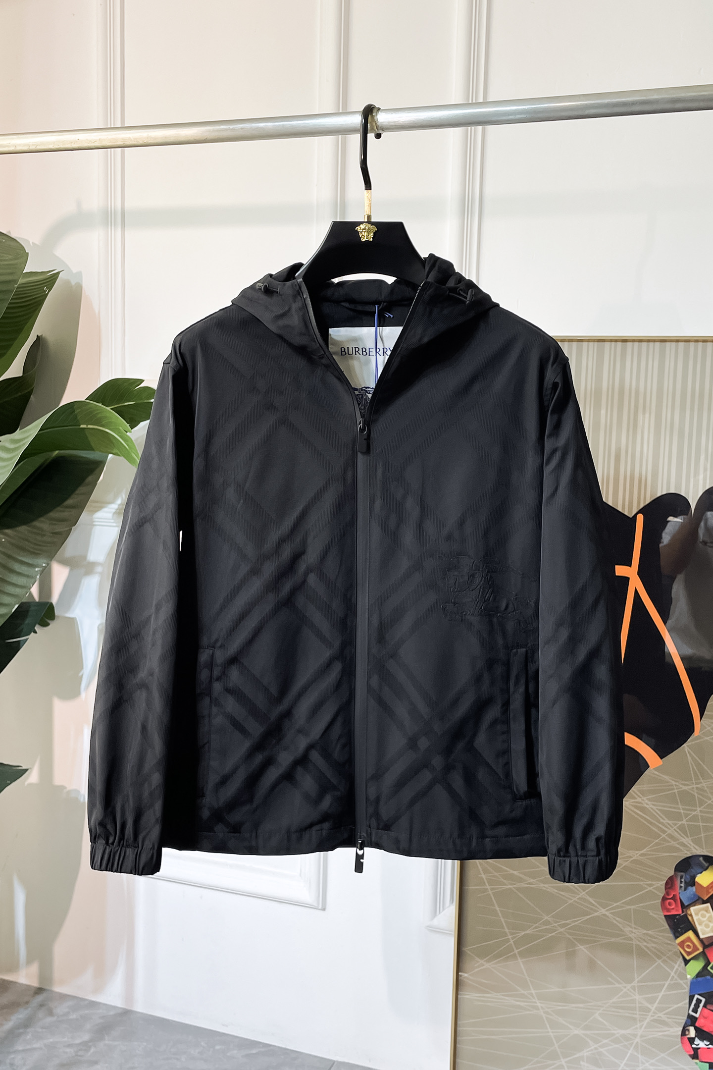 NO:520824,Top version, pay attention to details comparison Burberry - 2025ss early autumn new jacquard jacket. The official website is synchronized, original customized polyester fiber fabric, clean surface design, hat design is more windproof and warm, zipper design of the lace zipper design is stronger, the chest brand logo highlights the brand characteristics, which is consistent with the original version, the latest jacket model of the series pipe network is simple and not simple, original hardware and accessories, trendy and fashionable high-end people must leave the version!  Code count: M-3XL, burberry, jackets & coats, hats, alexander wang19860909顶级版本,注意细节对比巴宝莉 - 2025ss早秋新款提花夹克 官网同步,原版订制聚酯纤维面料,面净版设计,戴帽设计更防风保暖,衣襟拉链设计保暖性更强,胸前品牌Logo标志彰显品牌特征,和原版一致,系列管网最新夹克款简约不简单的设计,原厂五金辅料,潮流时尚高档人士必留版！ 码数:M-3XL,,burberry,jackets & coats,hats,alexander wang,Men's clothing