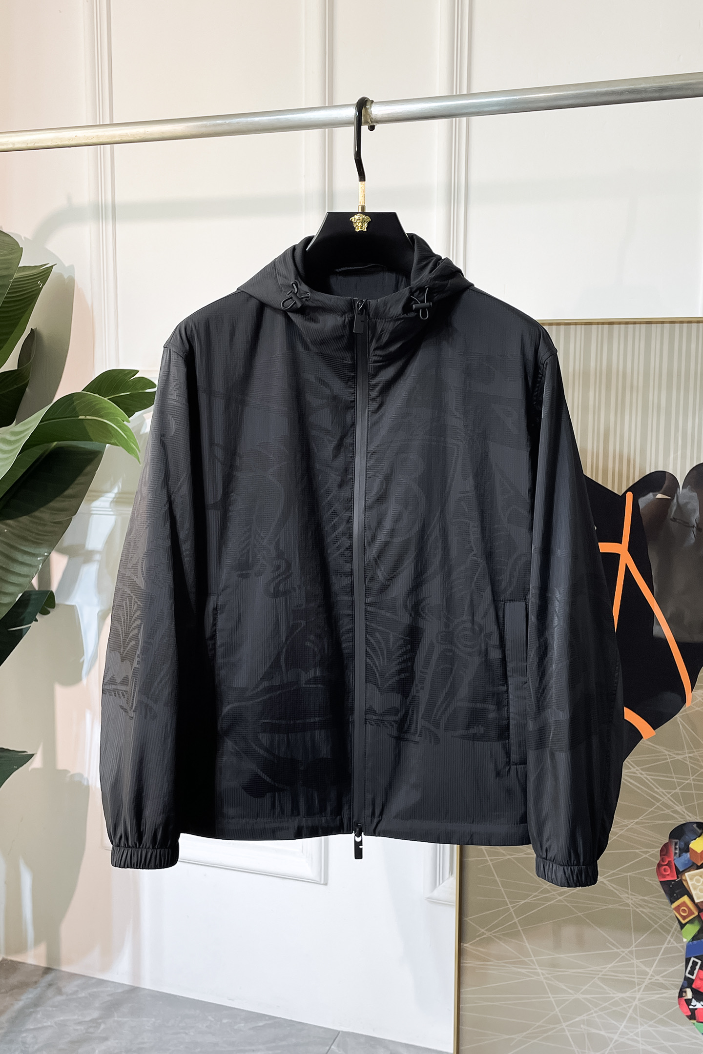 NO:522043,Top version, pay attention to details and compare Burberry - 2025ss early autumn new jacquard jacket. The official website is synchronized, original customized polyester fiber fabric, clean surface design, hat design is more windproof and warm, zipper design of the lace zipper design is stronger, the brand logo on the chest highlights the brand characteristics, which is consistent with the original version, the latest jacket model of the series pipe network is simple and not simple, original hardware and accessories, trendy and fashionable high-end people must leave the version!  Code count: M-3XL, burberry, jackets & coats, hats, alexander wang19860909顶级版本,注意细节对比巴宝莉 - 2025ss早秋新款战马提花夹克 官网同步,原版订制聚酯纤维面料,面净版设计,戴帽设计更防风保暖,衣襟拉链设计保暖性更强,胸前品牌Logo标志彰显品牌特征,和原版一致,系列管网最新夹克款简约不简单的设计,原厂五金辅料,潮流时尚高档人士必留版！ 码数:M-3XL,,burberry,jackets & coats,hats,alexander wang,Men's clothing