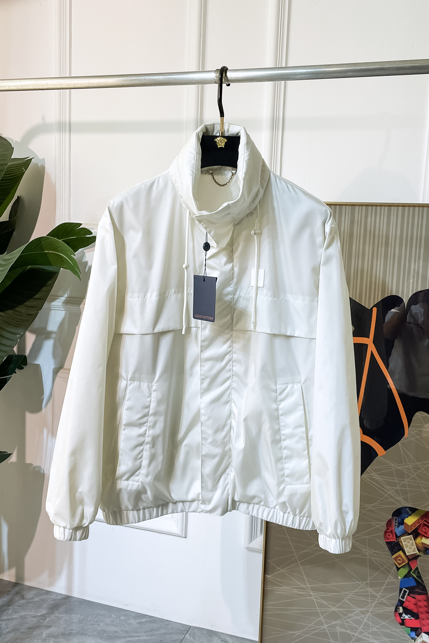 NO:520906,Top version, pay attention to the fabric details comparison LV - SS Early Autumn new jacquard jacket. The official website is synchronized, original customized polyester fiber fabric, clean surface design, hat design is more windproof and warm, zipper design of the lace zipper design is stronger, the brand logo on the chest highlights the brand characteristics, which is consistent with the original version, the latest jacket model of the series pipe network is simple and not simple, original hardware and accessories, trendy and fashionable high-end people must leave the version!  Number of codes: M-3XL, louis vuitton, jackets & coats, hats, alexander wang19860909顶级版本,注意面料细节对比LV - ss早秋新款提花夹克 官网同步,原版订制聚酯纤维面料,面净版设计,戴帽设计更防风保暖,衣襟拉链设计保暖性更强,胸前品牌Logo标志彰显品牌特征,和原版一致,系列管网最新夹克款简约不简单的设计,原厂五金辅料,潮流时尚高档人士必留版！ 码数:M-3XL,,louis vuitton,jackets & coats,hats,alexander wang,Men's clothing