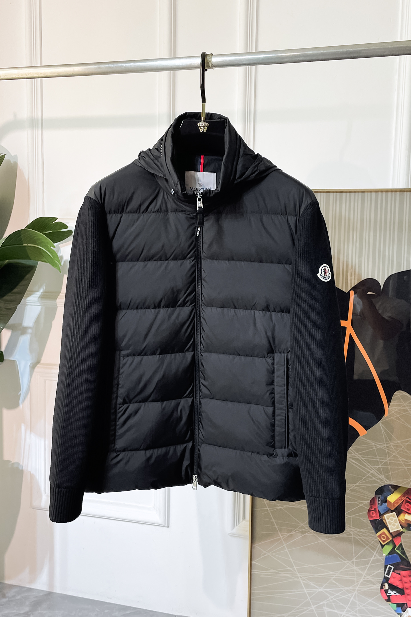 NO:522039,Top goosevelt version, pay attention to details and compare the hottest versions exclusive hits. Mask-2025 autumn and winter new knitted down jacket. Original custom hardware accessories are fully imported and customized. Welcome to compare. Absolute high quality. Top 90 white goosevelt is super soft. Fluffy and full. Super heavy fabric has a perfect fit. Pay attention to the super comfortable fabric. Exclusive model. Non-market goods. Sizes the same size for men and women. Number of sizes. M1 XXXL, Moncler, down jacket, alexander wang19860909顶级鹅绒版本,注意细节对比爆款独家爆款 蒙口-2025秋冬新款针织羽绒服 原版订制五金配件全进口原版定制 欢迎对比 绝对的高品质 采用顶级90白鹅绒 超柔软 充羽量蓬松饱满 超级重面料做工杠杠的版型完美 注意面料超舒服 独家款 非市场货 男女同款尺码码数.码数M一XXXL,,Moncler,down jacket,alexander wang,Men's clothing