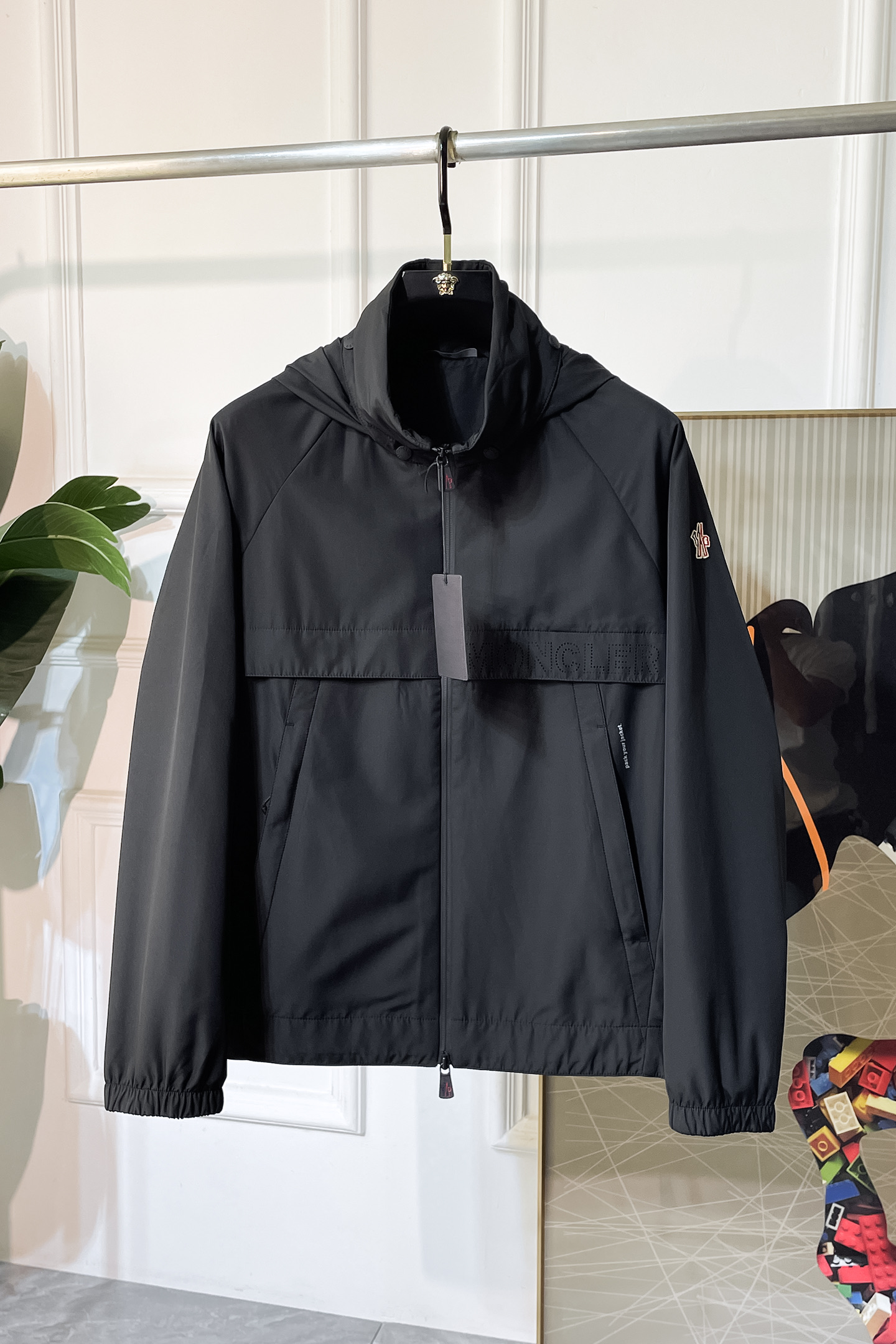 NO:520909,Top version, pay attention to fabric details comparison mask - SS early autumn new official website synchronous jacket official website synchronization, original customized polyester fiber fabric, clean surface design, hat design is more windproof and warm, zipper design of clothes tilt design is stronger warm, chest brand logo highlights brand characteristics, consistent with the original version, series pipe network latest jacket model simple and not simple design, original hardware accessories, trendy and fashionable high-end people must leave the version!  Code count: M-3XL, Moncler, jackets & coats, hats, alexander wang19860909顶级版本,注意面料细节对比蒙口 - ss早秋新款官网同步夹克 官网同步,原版订制聚酯纤维面料,面净版设计,戴帽设计更防风保暖,衣襟拉链设计保暖性更强,胸前品牌Logo标志彰显品牌特征,和原版一致,系列管网最新夹克款简约不简单的设计,原厂五金辅料,潮流时尚高档人士必留版！ 码数:M-3XL,,Moncler,jackets & coats,hats,alexander wang,Men's clothing