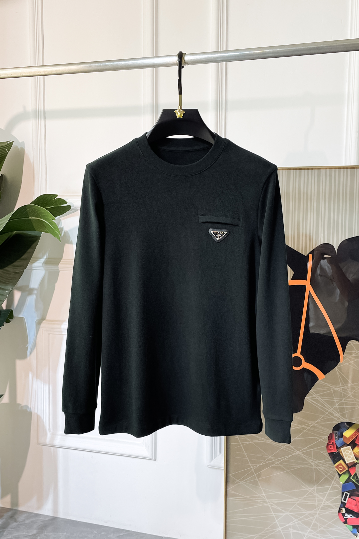 NO:522048,Prada - 2025ss autumn clothing big long-sleeved T-shirt, using customized high-end cotton fabrics, fashionable brand elements logo design, soft, delicate, comfortable and warm, made with multiple craftsmanship, basic base shirts are indispensable for men's wardrobe. They can be matched with various clothing anytime and anywhere to meet your daily needs. The clothes design is simple but not simple. Dear, hurry up and buy it. Standard version size M~3XL, maximum wearable pounds!  ,,prada,tees,t-shirt,alexander wang19860909普拉达 - 2025ss秋装大爆款长袖T恤,采用定制高级棉面料 时尚大牌元素logo设计,柔软细腻舒适保暖,多重工艺制作,男人的衣柜都少不了基础打底衫 随时随地都可以拿来搭配各种服饰 满足您日常生活需求 ,衣服设计简约而不简单 , 亲们赶紧入手 标准版型 尺码M~3XL 最大可穿斤！,,prada,tees，t-shirt,alexander wang,Men's clothing