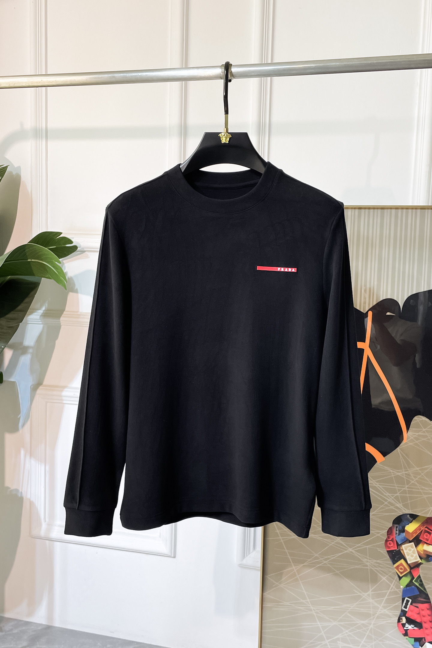 NO:519508,Prada - 2025ss autumn clothing big long-sleeved T-shirt, using customized high-end cotton fabrics, fashionable brand elements logo design, soft, delicate, comfortable and warm, made with multiple craftsmanship, basic base shirts are indispensable for men's wardrobe. They can be matched with various clothing anytime and anywhere to meet your daily needs. The clothes design is simple but not simple. Dear, hurry up and buy it. Standard version size M~3XL, maximum wearable pounds!  ,,prada,tees,t-shirt,alexander wang19860909普拉达 - 2025ss秋装大爆款长袖T恤,采用定制高级棉面料 时尚大牌元素logo设计,柔软细腻舒适保暖,多重工艺制作,男人的衣柜都少不了基础打底衫 随时随地都可以拿来搭配各种服饰 满足您日常生活需求 ,衣服设计简约而不简单 , 亲们赶紧入手 标准版型 尺码M~3XL 最大可穿斤！,,prada,tees，t-shirt,alexander wang,Men's clothing