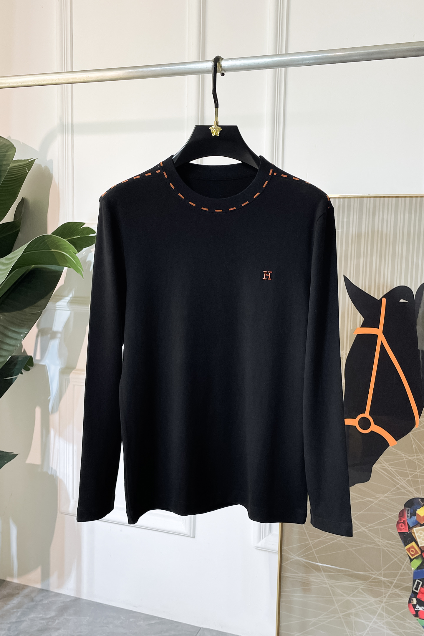 NO:520910,Hermas - SS autumn clothing is a big hit long-sleeved T-shirt, which uses customized high-end cotton fabrics. Fashionable and brand element logo design, soft, delicate, comfortable and warm, made with multiple craftsmanship. Basic base shirts are indispensable for men's wardrobe. They can be matched with various clothing anytime and anywhere to meet your daily needs. The clothes are simple but not simple. Dear, hurry up and buy them. Standard version size M~3XL, maximum wearable pounds!  ,,hermes,tees,t-shirt,alexander wang19860909爱玛仕 - ss秋装大爆款长袖T恤,采用定制高级棉面料 时尚大牌元素logo设计,柔软细腻舒适保暖,多重工艺制作,男人的衣柜都少不了基础打底衫 随时随地都可以拿来搭配各种服饰 满足您日常生活需求 ,衣服设计简约而不简单 , 亲们赶紧入手 标准版型 尺码M~3XL 最大可穿斤！,,hermes,tees，t-shirt,alexander wang,Men's clothing