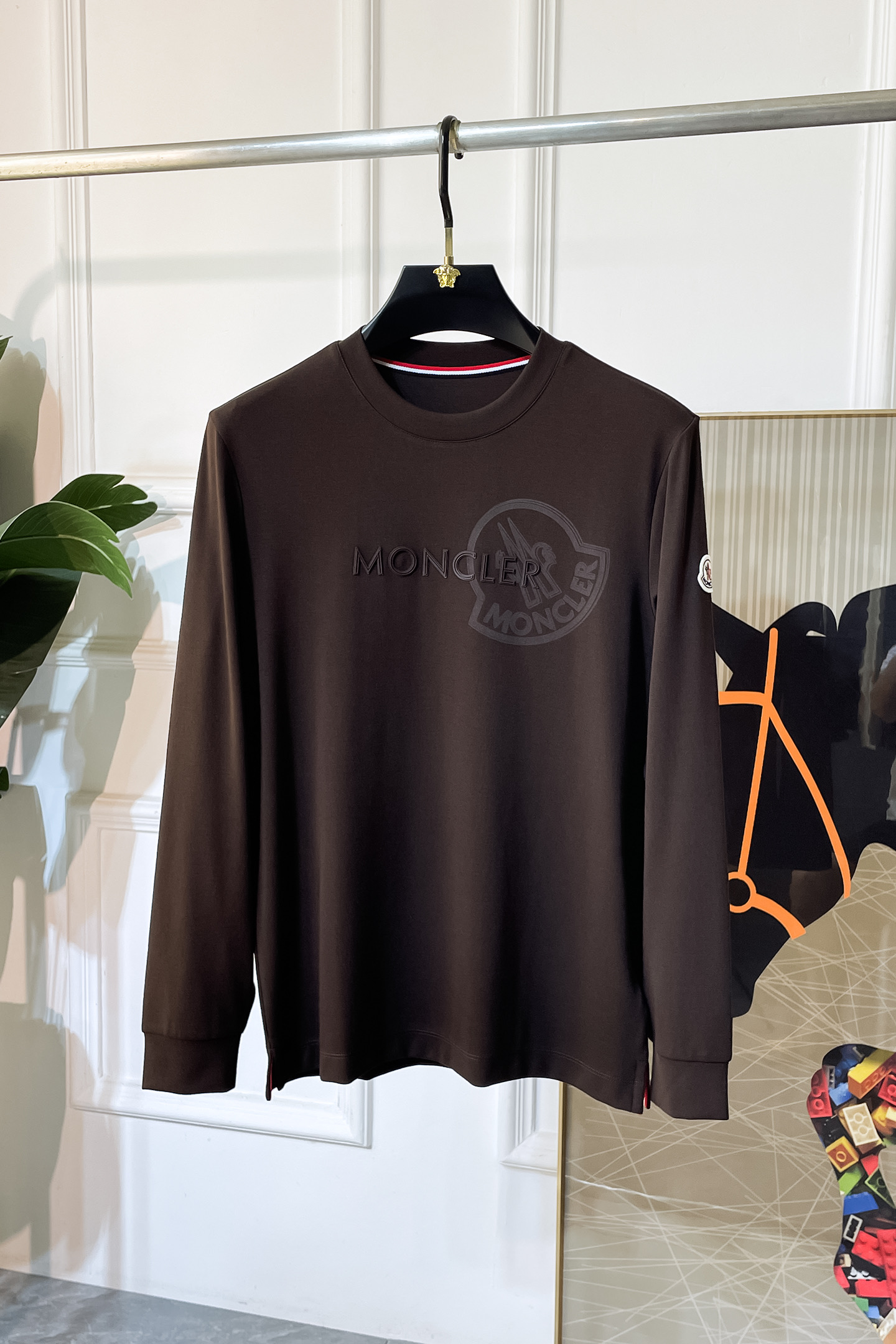 NO:519534,The 2025ss autumn clothing is a big hit long-sleeved T-shirt, which uses customized high-end cotton fabrics. Fashionable brand element logo design, soft, delicate, comfortable and warm, made with multiple craftsmanship. Basic base shirts are indispensable for men's wardrobe. They can be matched with various clothing anytime and anywhere to meet your daily needs. The clothes are simple but not simple. Dear, hurry up and buy them. Standard version size M~3XL, maximum wearable pounds!  ,Moncler,tees,t-shirt,alexander wang19860909蒙口 - 2025ss秋装大爆款长袖T恤,采用定制高级棉面料 时尚大牌元素logo设计,柔软细腻舒适保暖,多重工艺制作,男人的衣柜都少不了基础打底衫 随时随地都可以拿来搭配各种服饰 满足您日常生活需求 ,衣服设计简约而不简单 , 亲们赶紧入手 标准版型 尺码M~3XL 最大可穿斤！,,Moncler,tees，t-shirt,alexander wang,Men's clothing